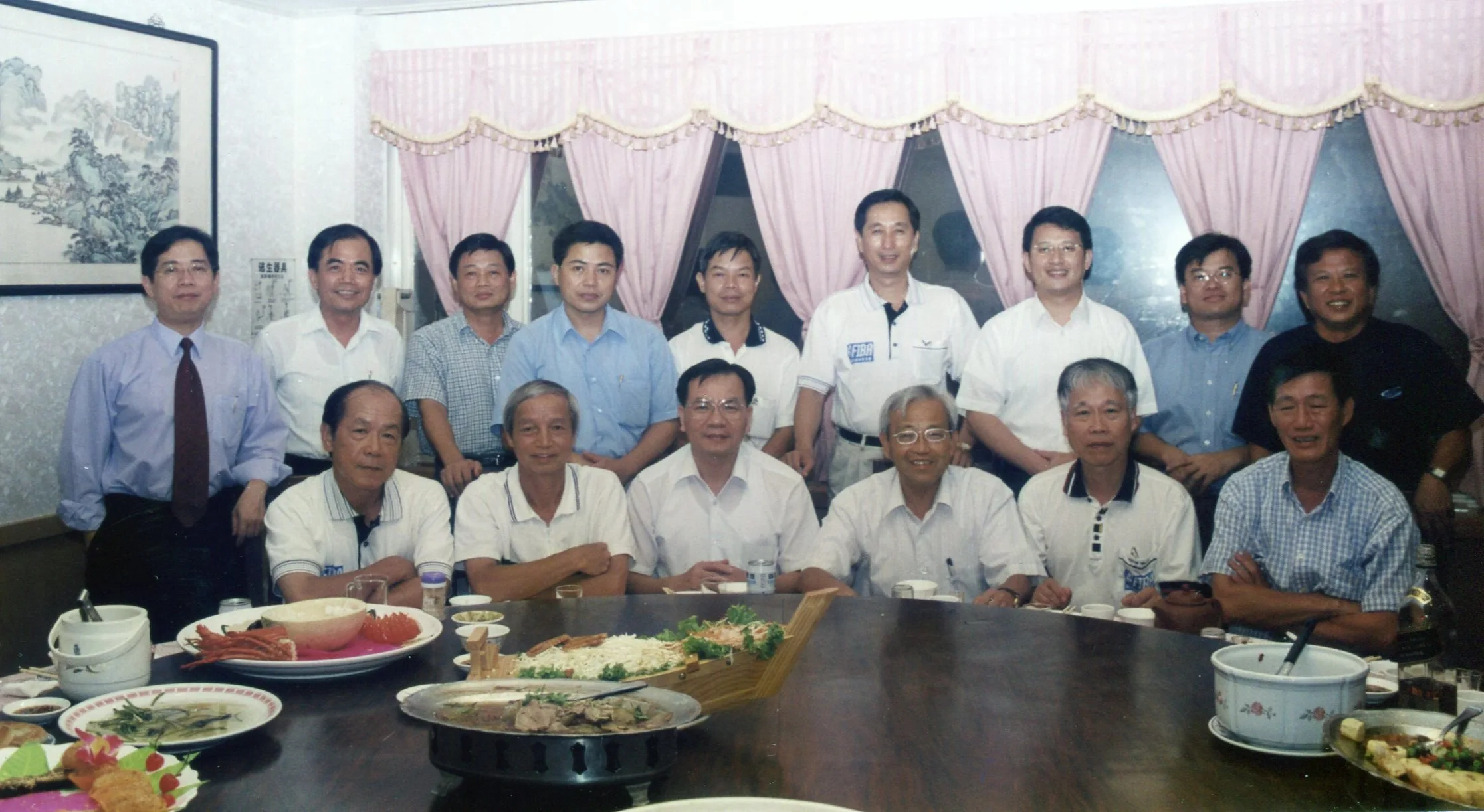 2001年中國時報苗栗縣特派員張強（前排右二）退休，地方藝文界設宴歡送，陳運棟（前排右三）亦參加。照片前排右起張致遠、張強、陳運棟、黃德泉、曾桂龍、黃鼎松，後排右起徐文禮、邱英政、張智宏、吳喜松、林錦生、湯慶添、黃蘭昌、李增欽、江明修。何來美攝
