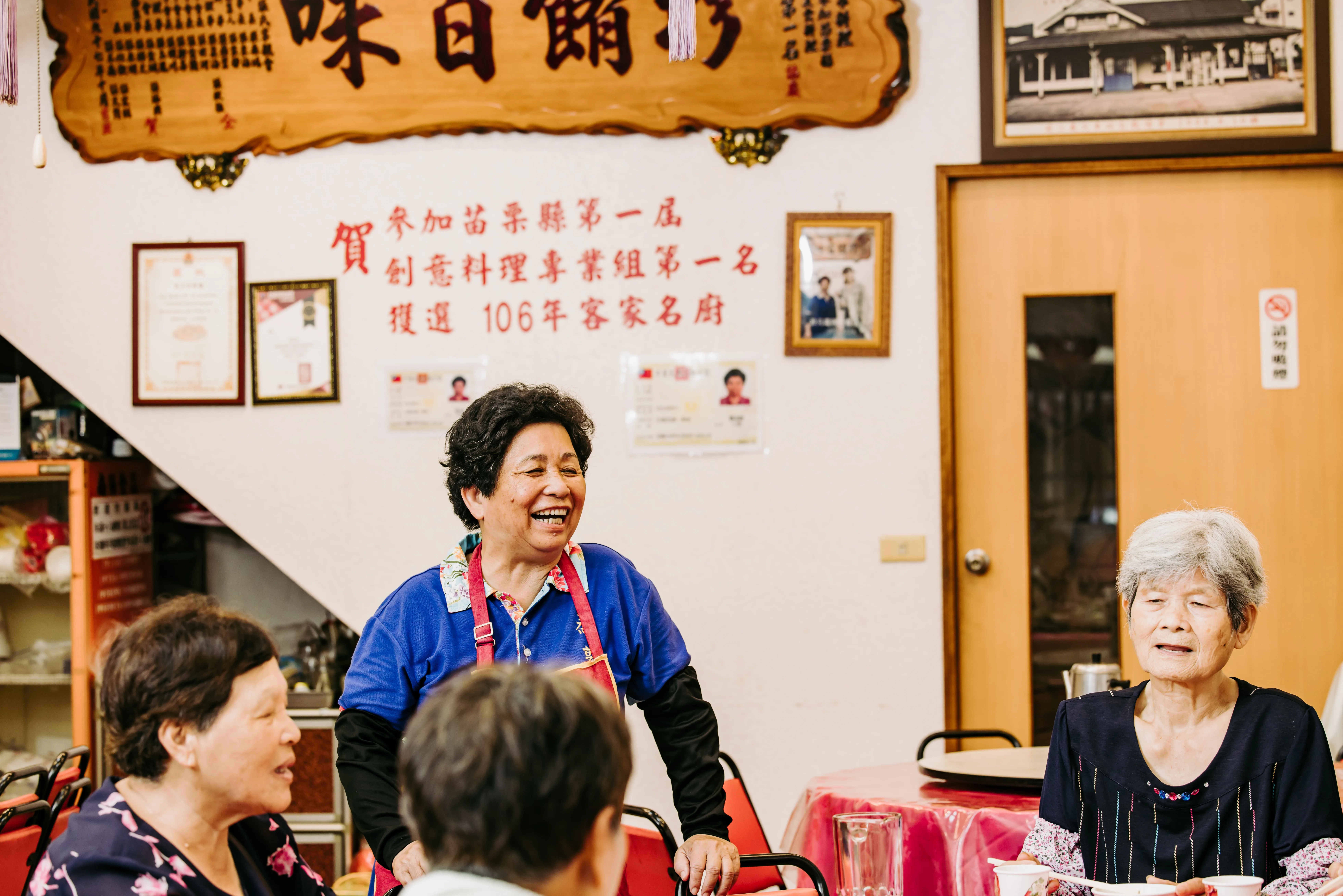 張玉秋與客人談笑風生。鴻梅文創志業股份有限公司提供