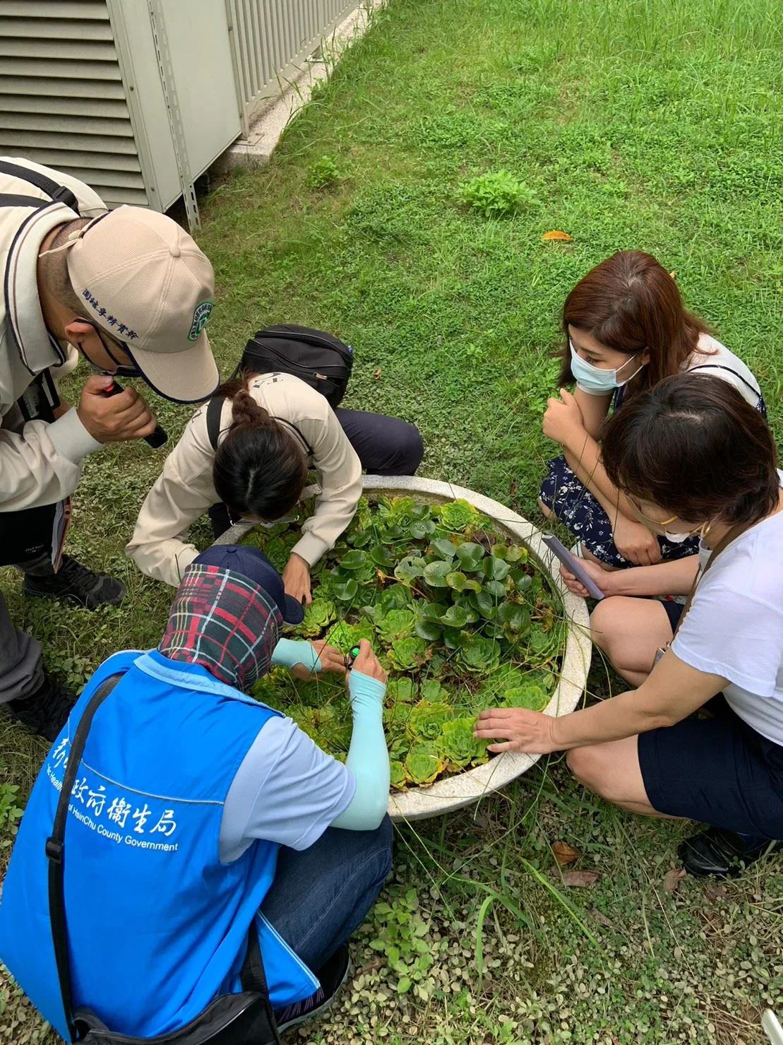 新竹縣政府派員抽查積水來防止登革熱擴及北部。新竹縣府提供