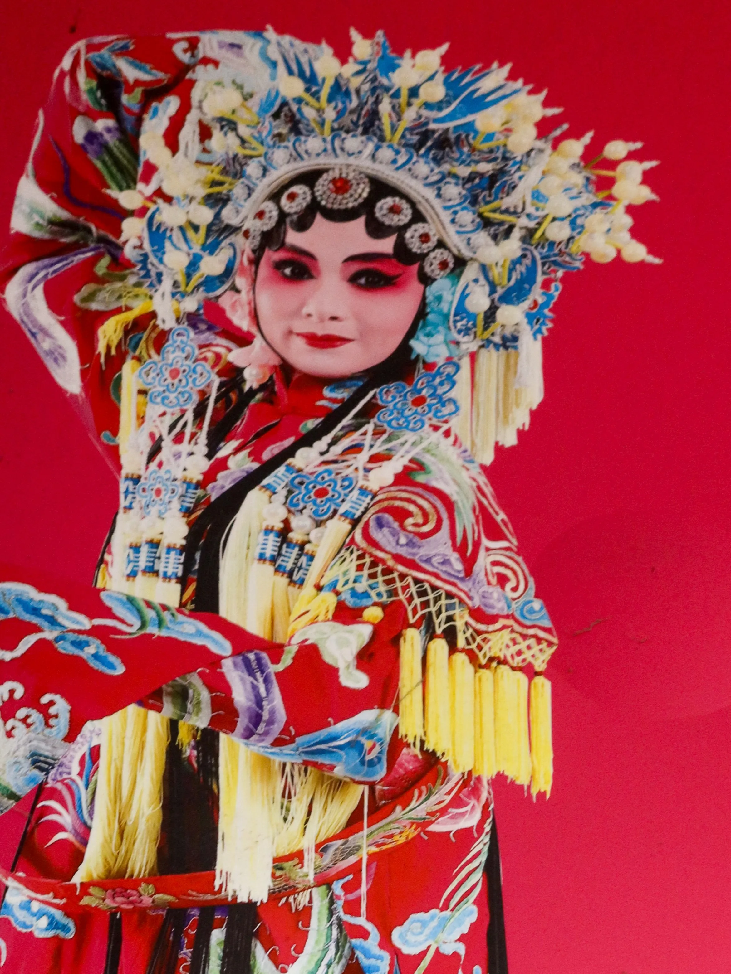 鄭榮興的女兒鄭漪珮是榮興劇團武旦，畢業於台灣戲曲學院與台北藝術大學研究所，已成父親得力助手，與夫婿胡辰宇薪傳家族戲曲事業。何來美翻攝