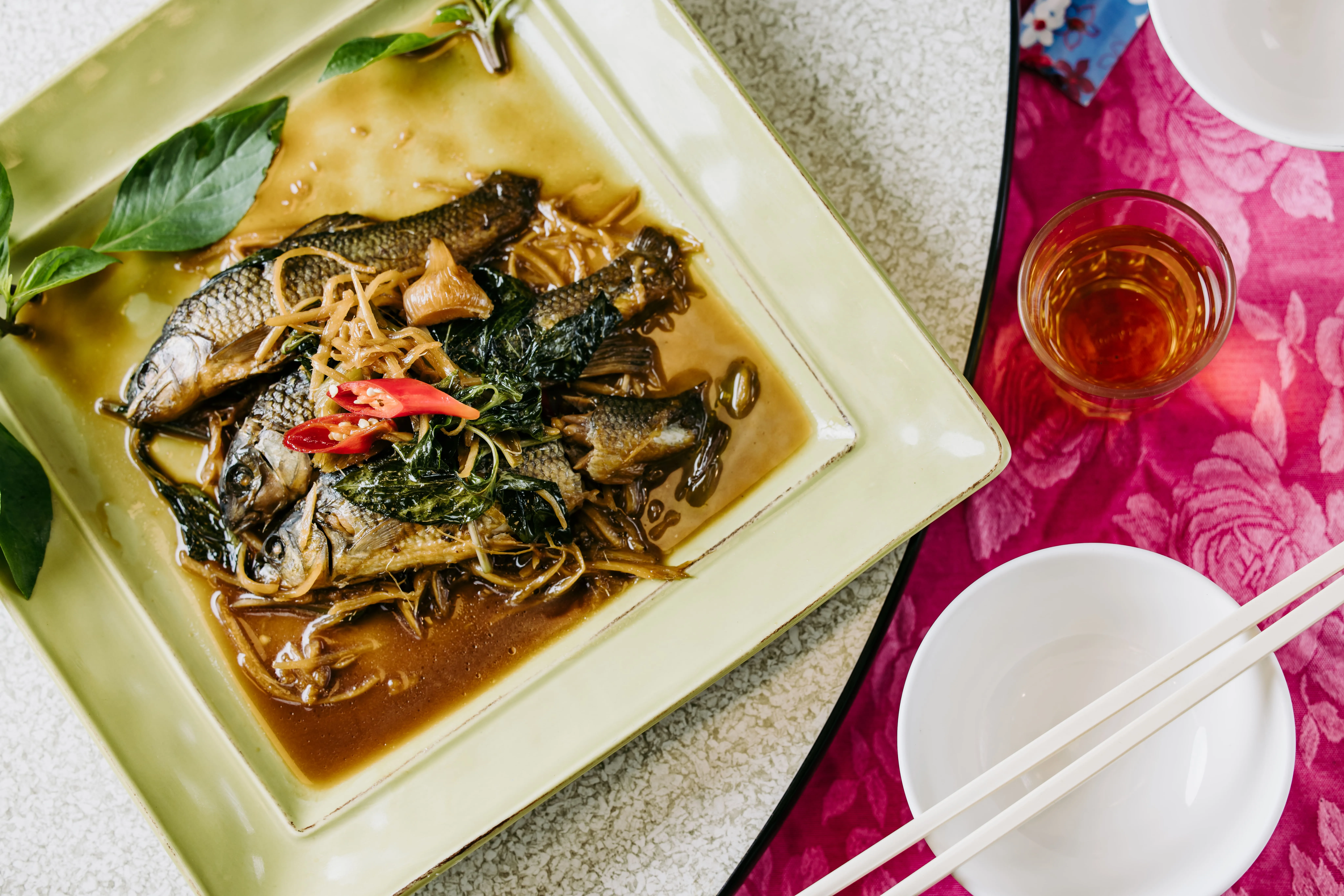 炆到烙烙的溪產,白米飯是絕佳搭配。鴻梅文創志業股份有限公司提供