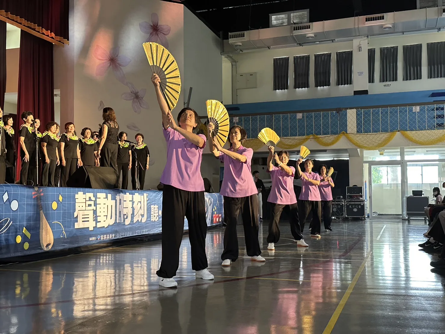 臺中市東勢區弘韻婦女音樂協進會表演開金扇。臺中市客委會提供