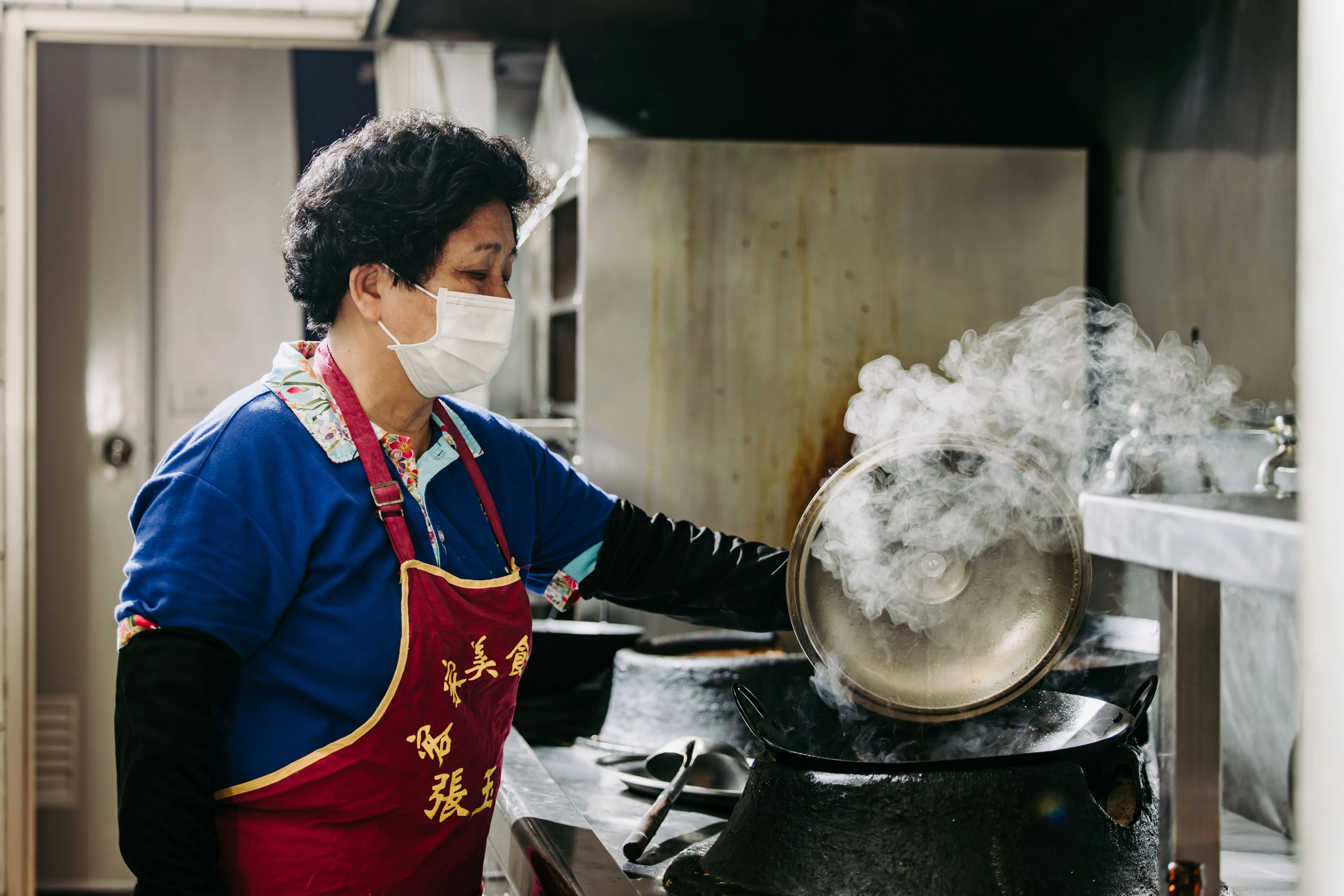 蒸氣瀰漫的廚房,美味的餐點即將上桌。鴻梅文創志業股份有限公司提供