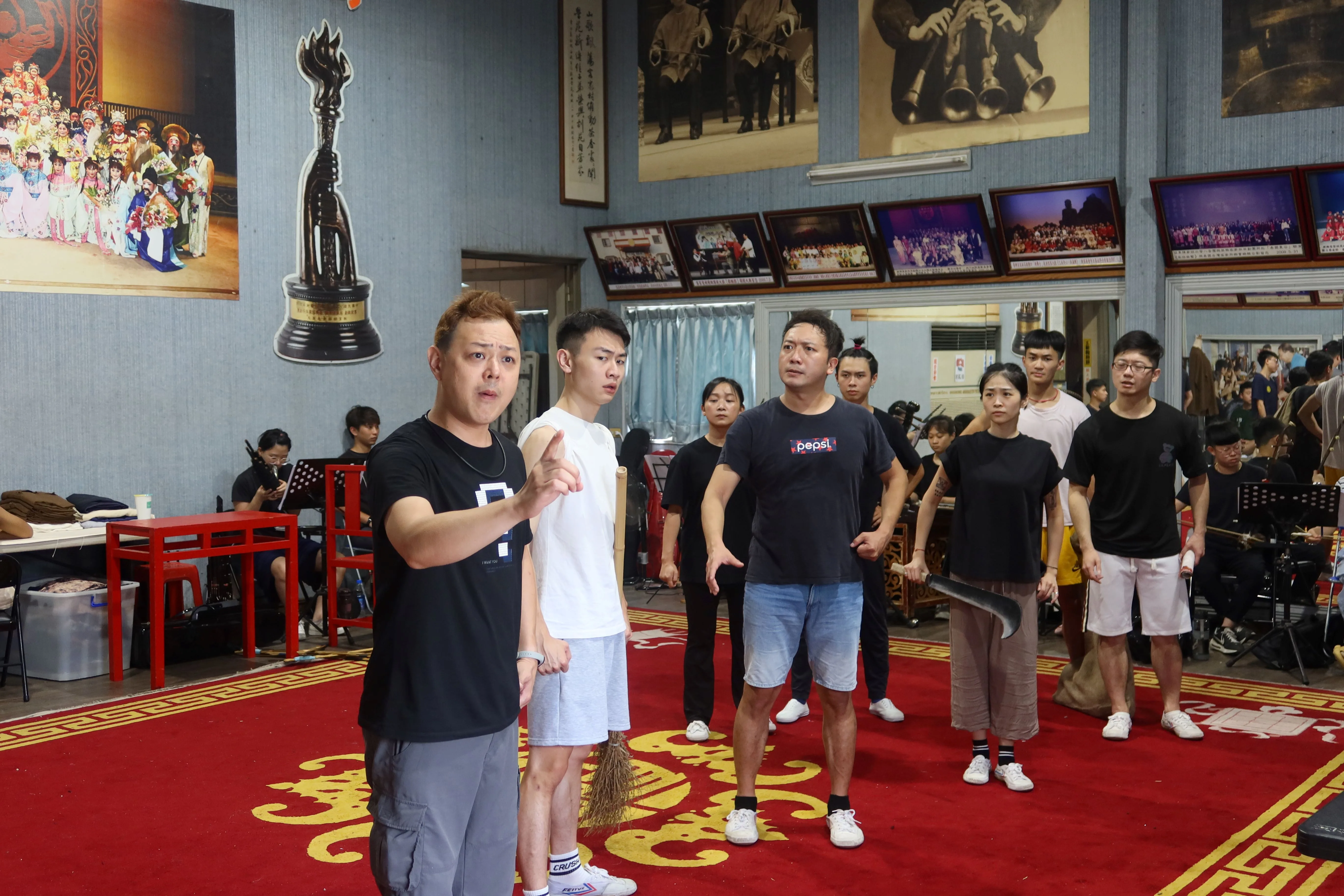 榮興客家採茶劇團團員在客家戲曲學苑排練「蘭芳傳」。何來美攝