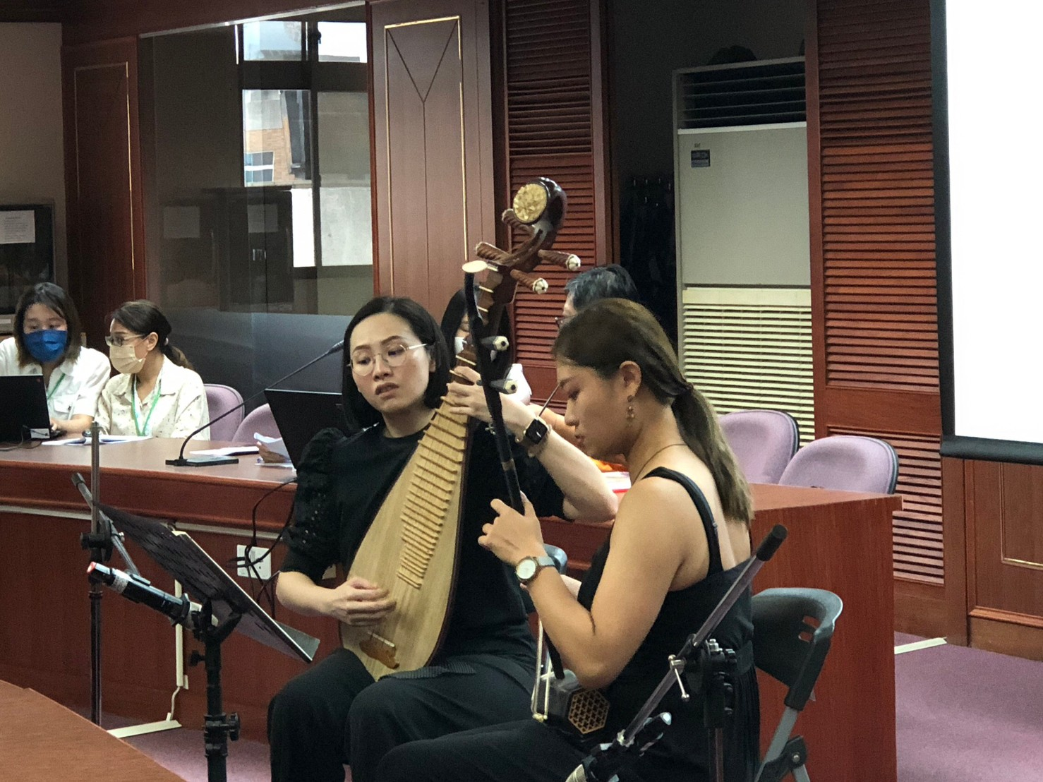 鐘琦芳老師與林郁萱老師優雅國樂演奏。台中市政府提供