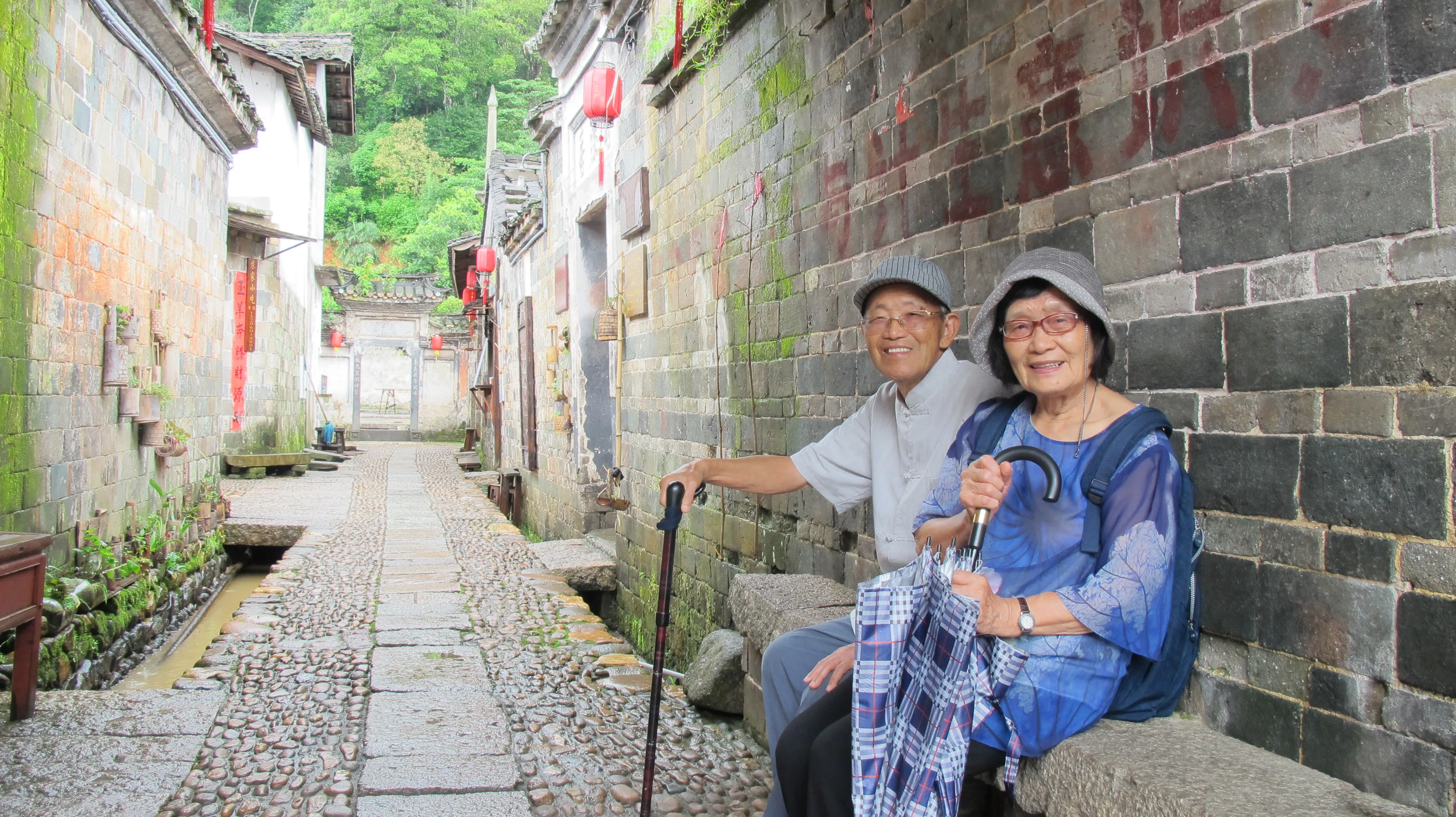 陳運棟、黃春枝夫婦在福建連城縣培田古民居廊下合影留念。何來美攝