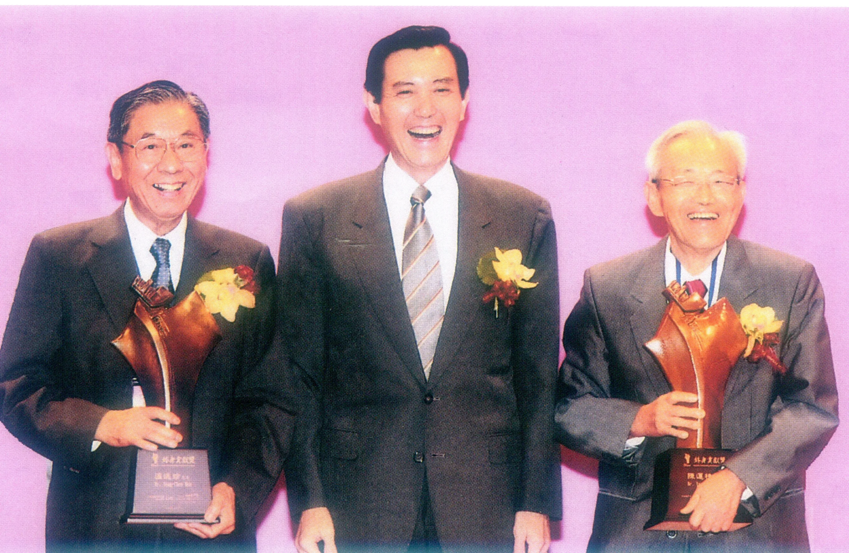 2009年陳運棟（右）與溫送珍（左）同獲客委會終身貢獻獎殊榮，接受馬英九總統頒獎表揚。邱鎮森提供