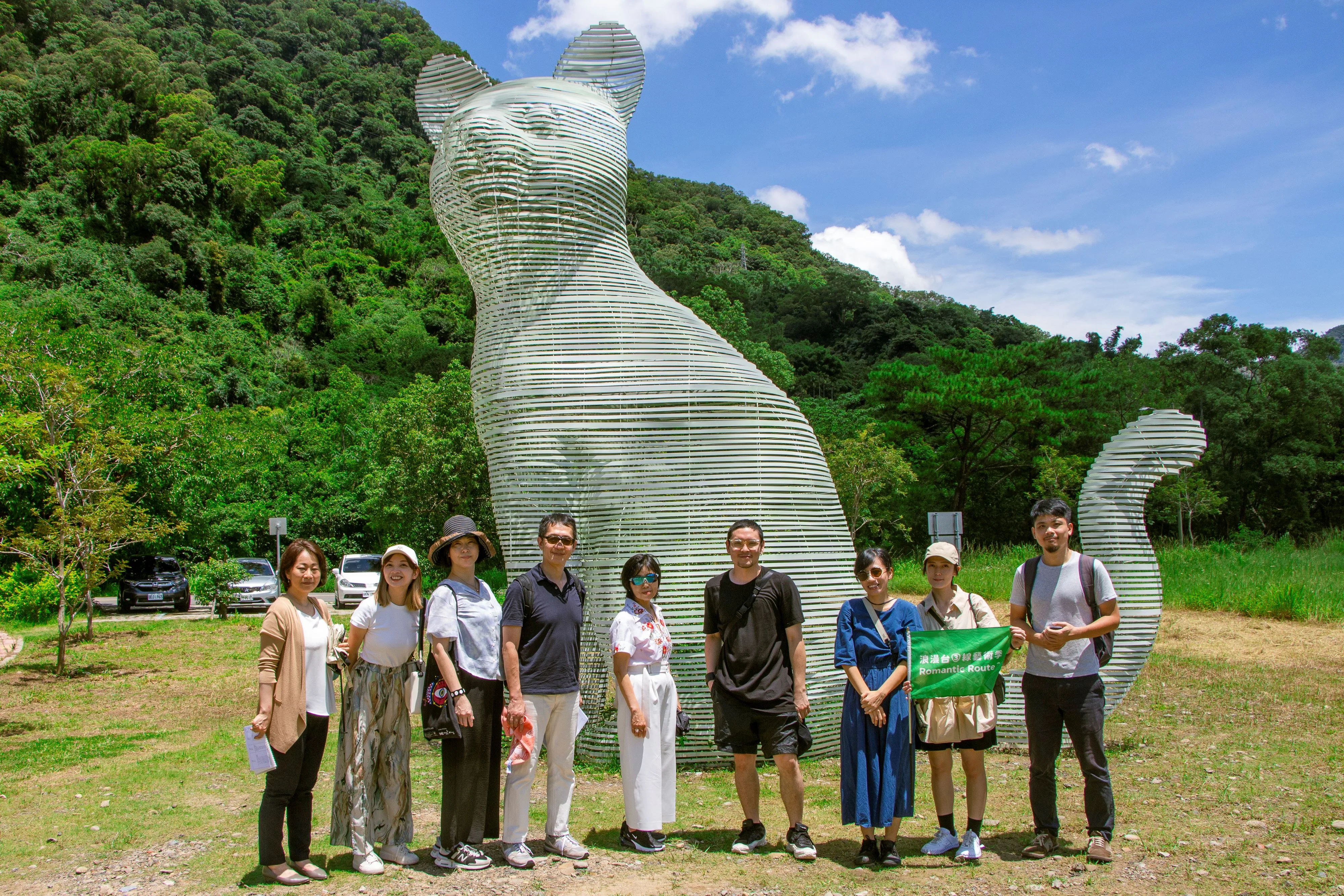 長谷川率岡山藝術季策展團隊，與浪漫台三線藝術季交流見學，前往苗栗公館客家文學花園看展。浪漫台三線藝術季提供