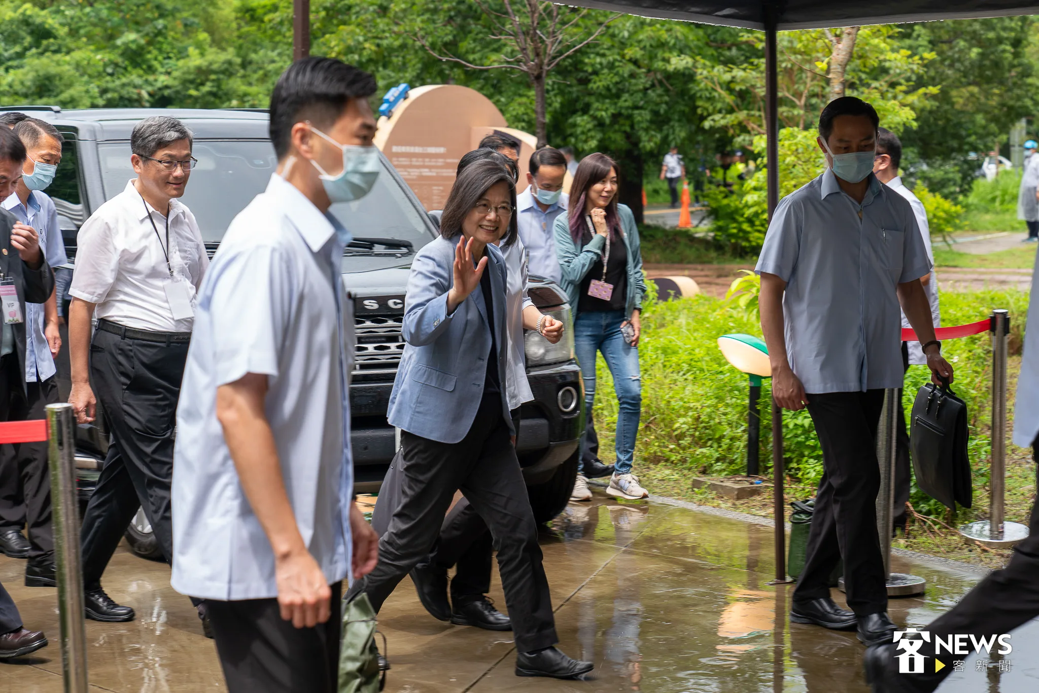 今天苗栗公館雖然下午降下大雨,但蔡英文仍前往參觀第二屆浪漫台三線藝術季的客家文學花園展區作品。李台源攝