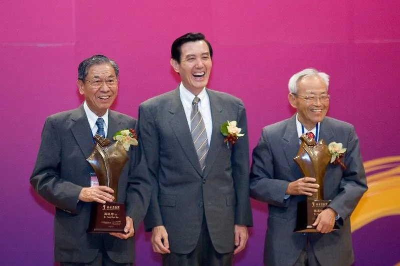 陳運棟(右一)及溫送珍(左一)獲2009年第四屆客家貢獻獎終身貢獻獎殊榮,獲得時任總統馬英九頒獎。總統府提供
