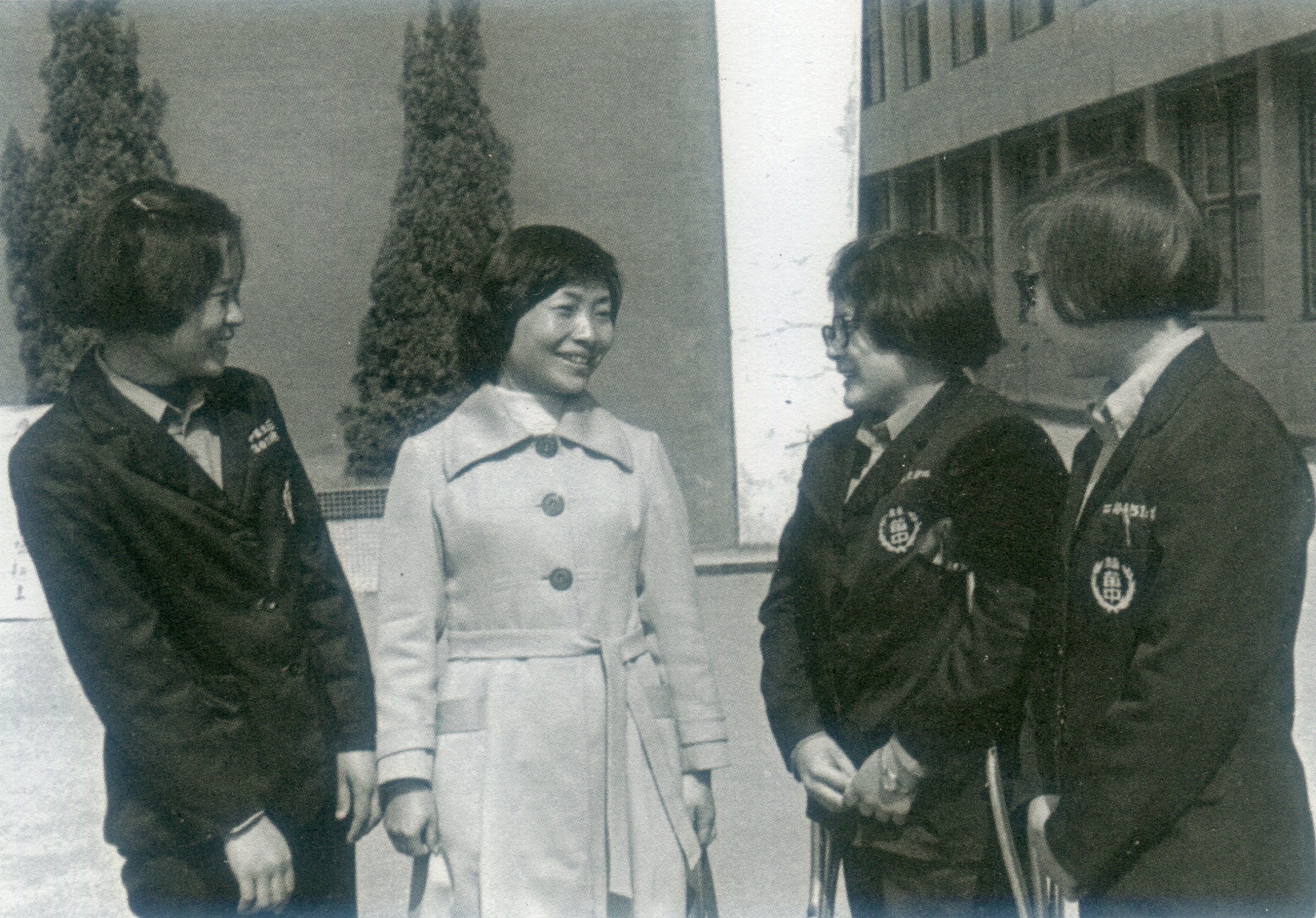 謝霜天1976年獲得國家文藝獎,回母校省立苗中演講,與學妹交談。謝其煚提供