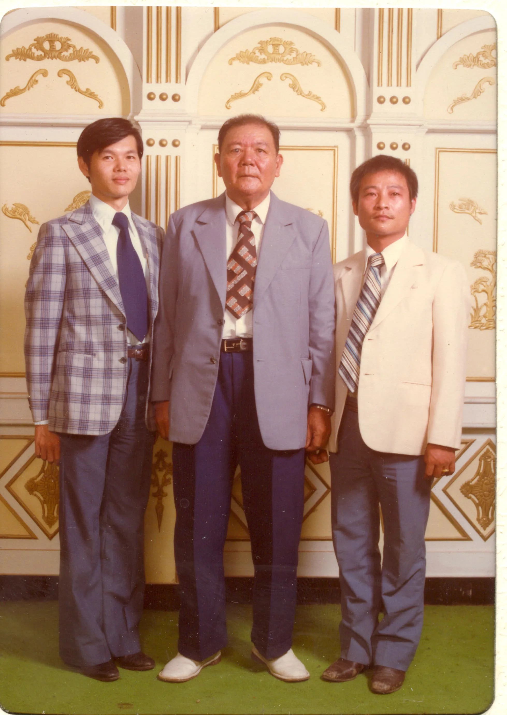 陳慶松晚年與孫子鄭榮興及徒弟吳盛湧（右）合影。鄭榮興提供