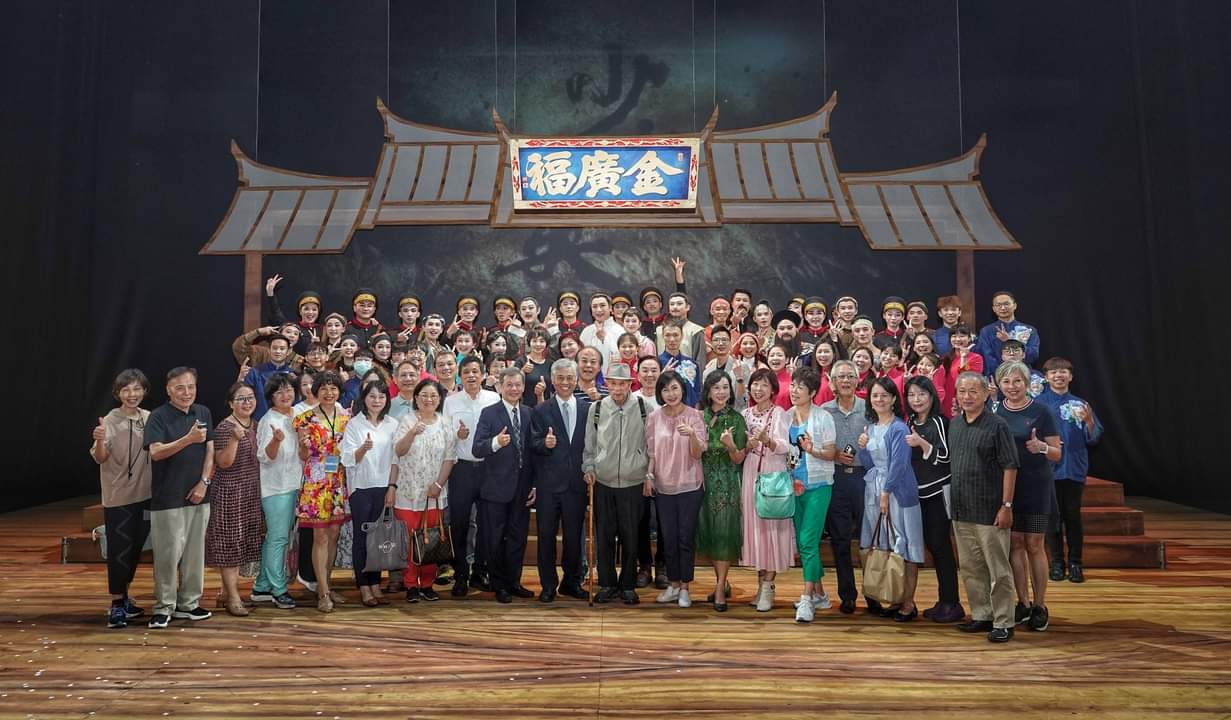 2023年初榮興新戲「少年英雄」演出謝幕，前排中長者是廖運潘，他是《茶金歲月》作者，北埔茶王姜阿新的女婿，《茶金歲月》後改編成電視劇「茶金」播出。鄭榮興提供