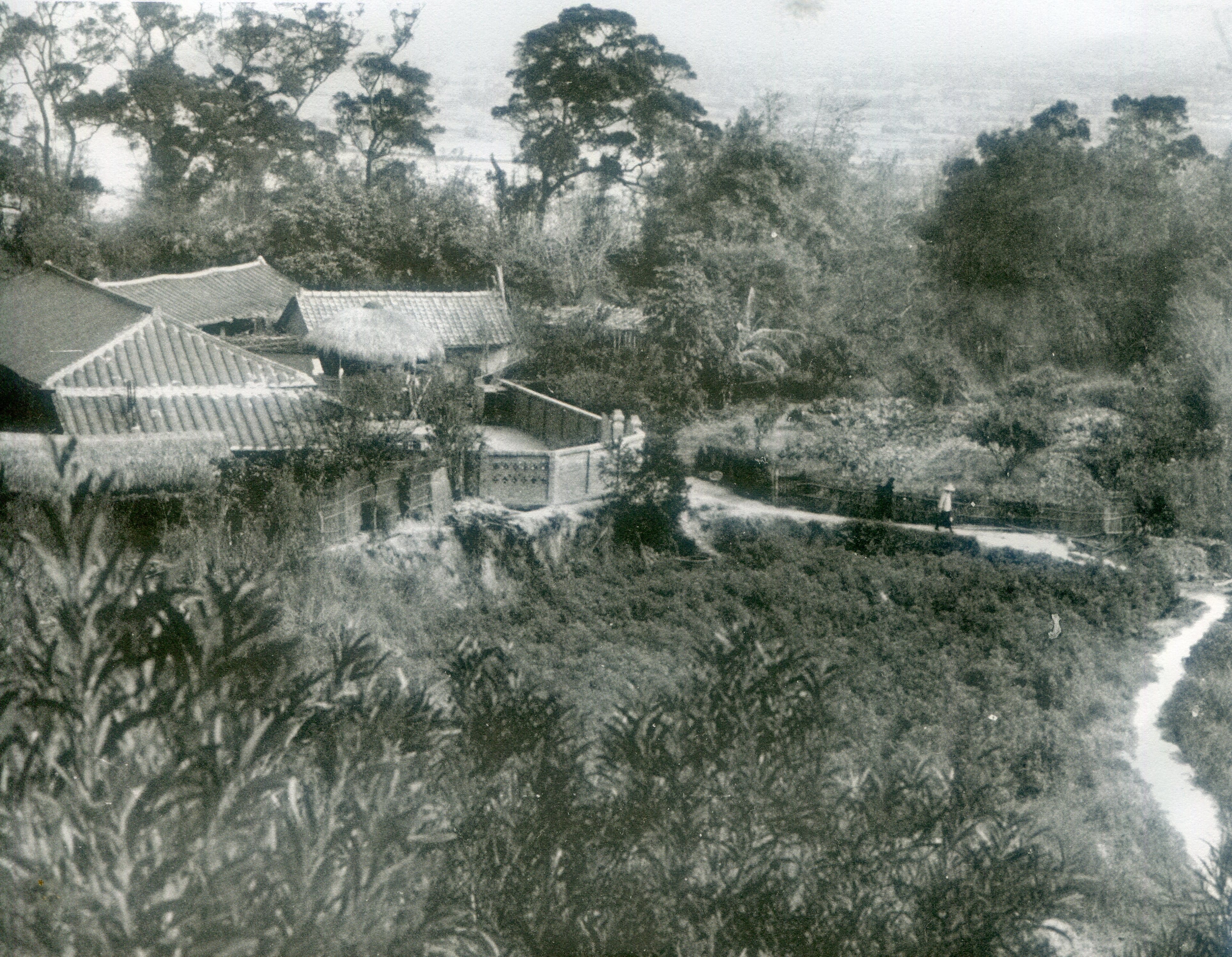 謝霜天位於銅鑼鄉芎蕉灣的農宅,是1935年中部大地震後所建,二次世界大戰末期已故銅鑼國小校長李宴芳一家,為躲美國軍機轟炸,曾搬來暫住,此農宅1973年因開闢中山高速公路遭拆除。謝其煚提供