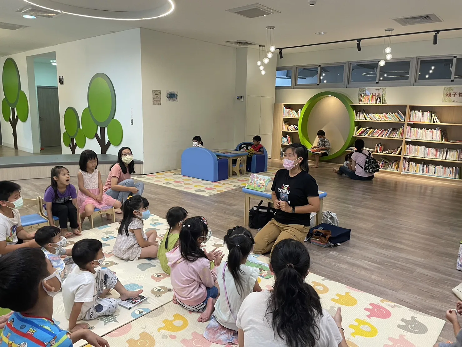 為復振客家話，台南市政府自6月起積極培訓故事志工，希望透過講故事、玩遊戲等輕鬆愉快的氛圍中，自然地學會客語。台南市政府提供。