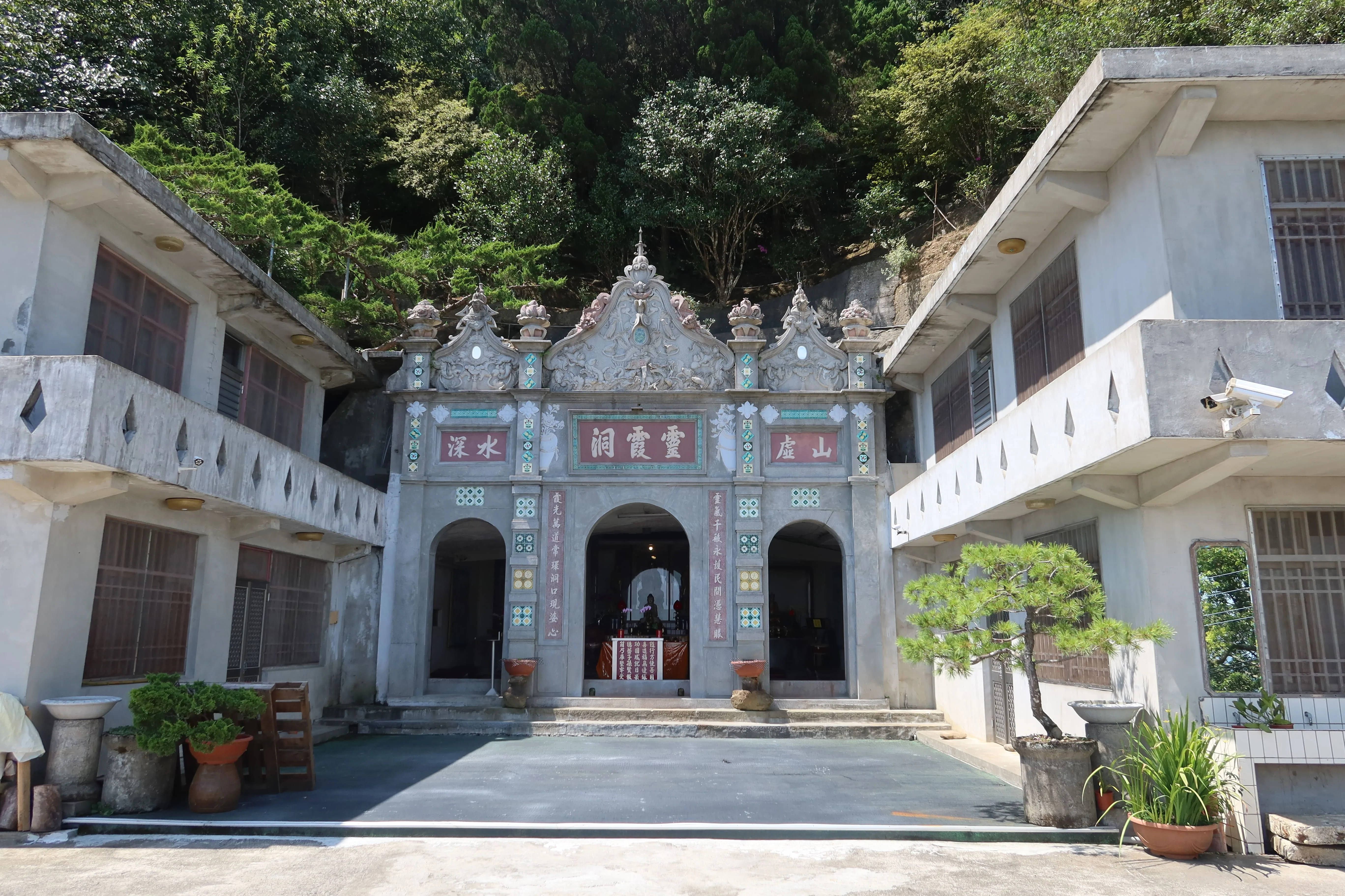 1932年德心法師在獅頭山岩洞興建的靈霞洞，採巴洛克式風格，上題「山虛」、「水深」，深具禪意。何來美攝