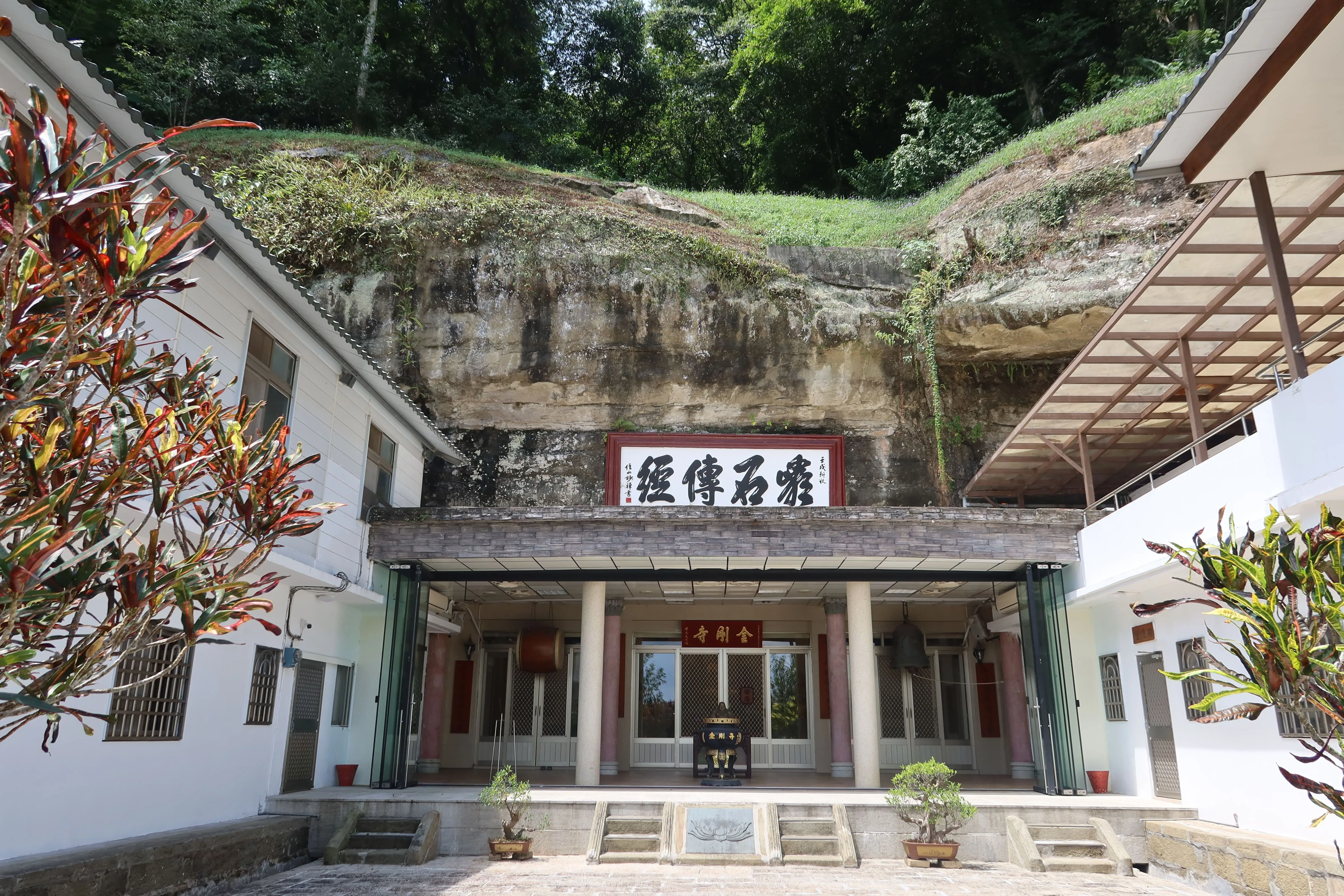剛寺禪堂也依岩洞而建，妙禪法師（1886﹣1965）所題「巖石傳經」，字跡渾厚蒼勁，是金剛寺精神指標。