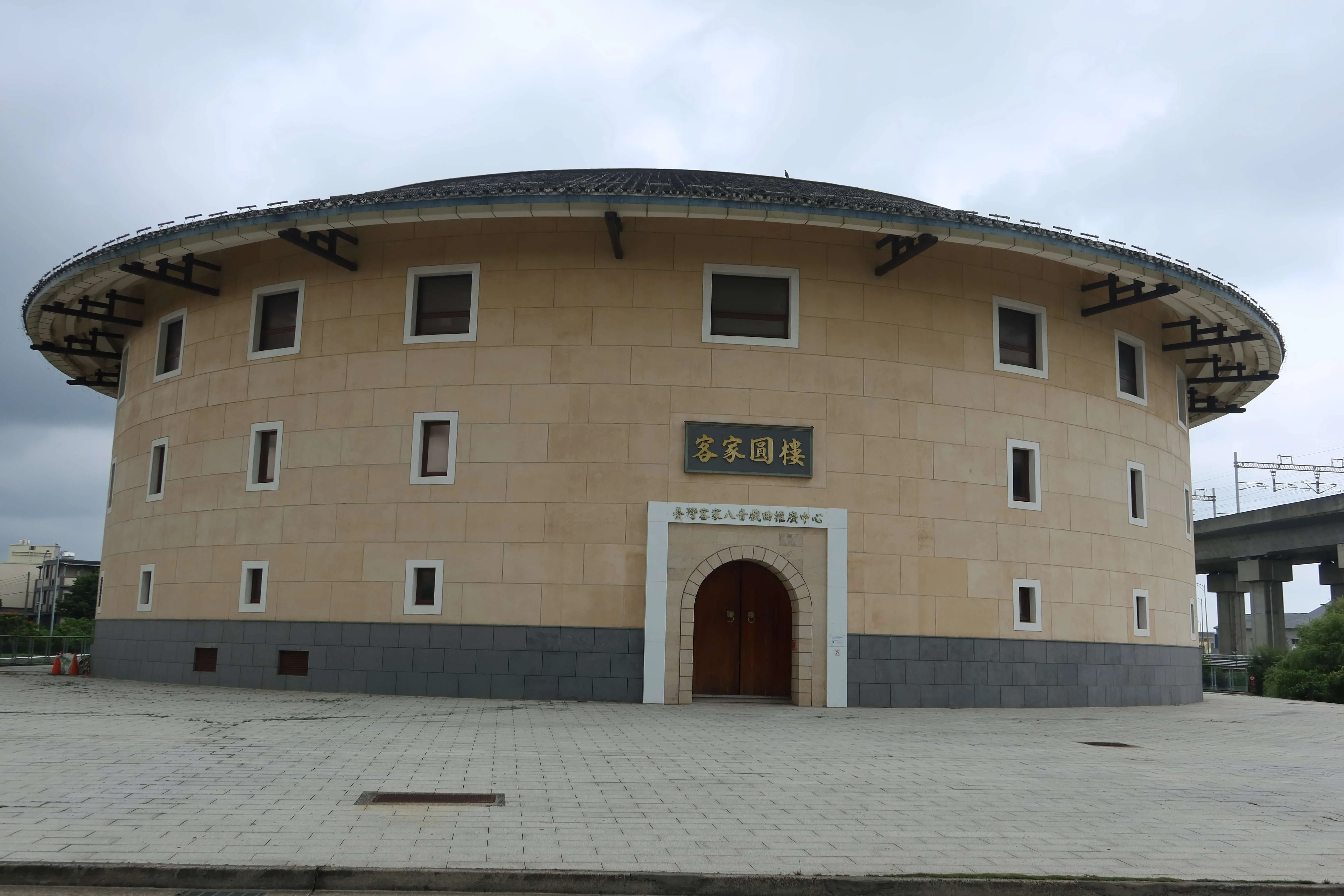 位於高鐵苗栗站附近的客家圓樓，鄭榮興已標得經營權，命名「台灣客家八音戲曲推廣中心」，未來將定期演出客家八音、採茶劇。何來美攝