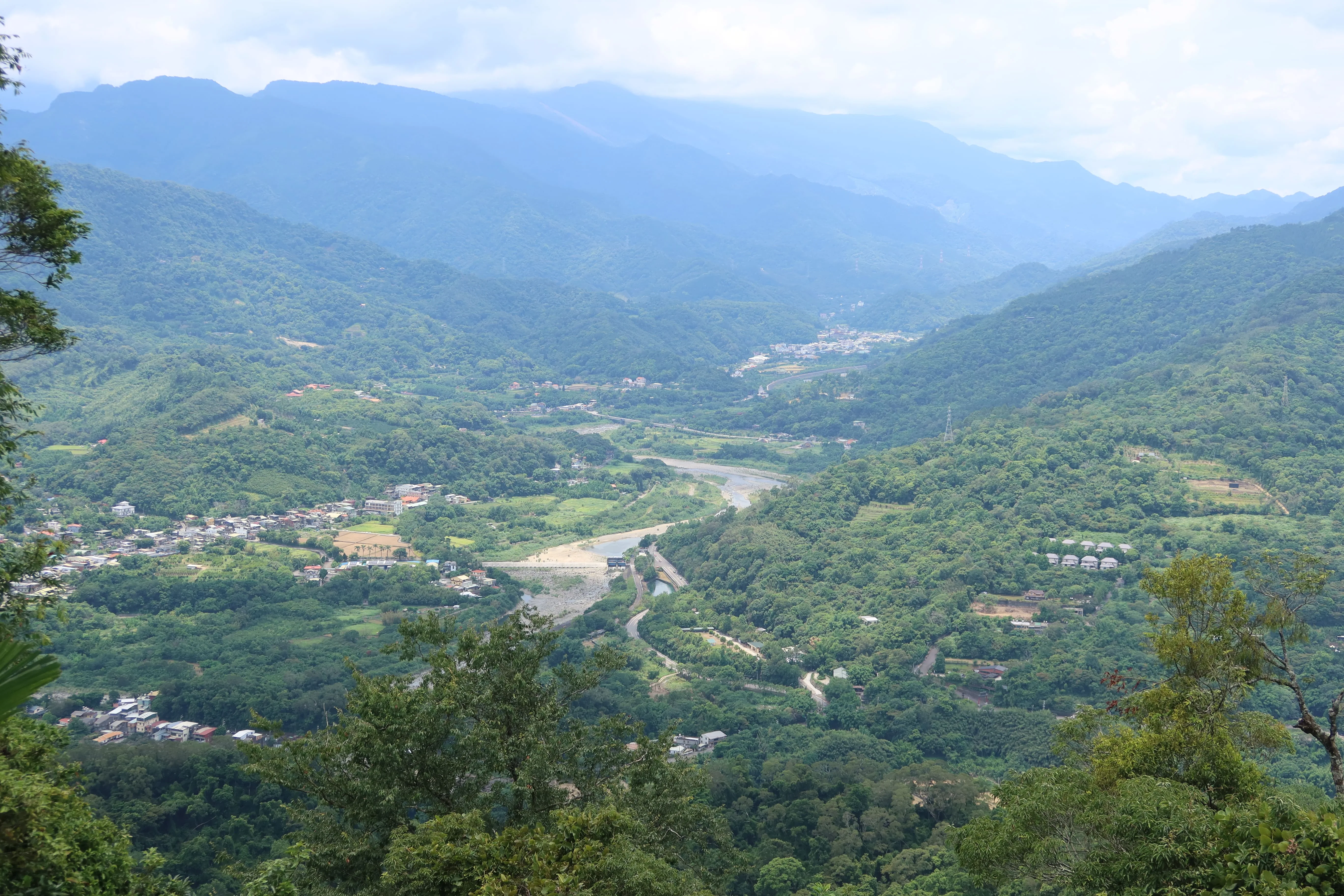 從海拔492公尺的獅頭山山頭向南遠眺，壯麗的南庄山、河景色盡收眼底。何來美攝