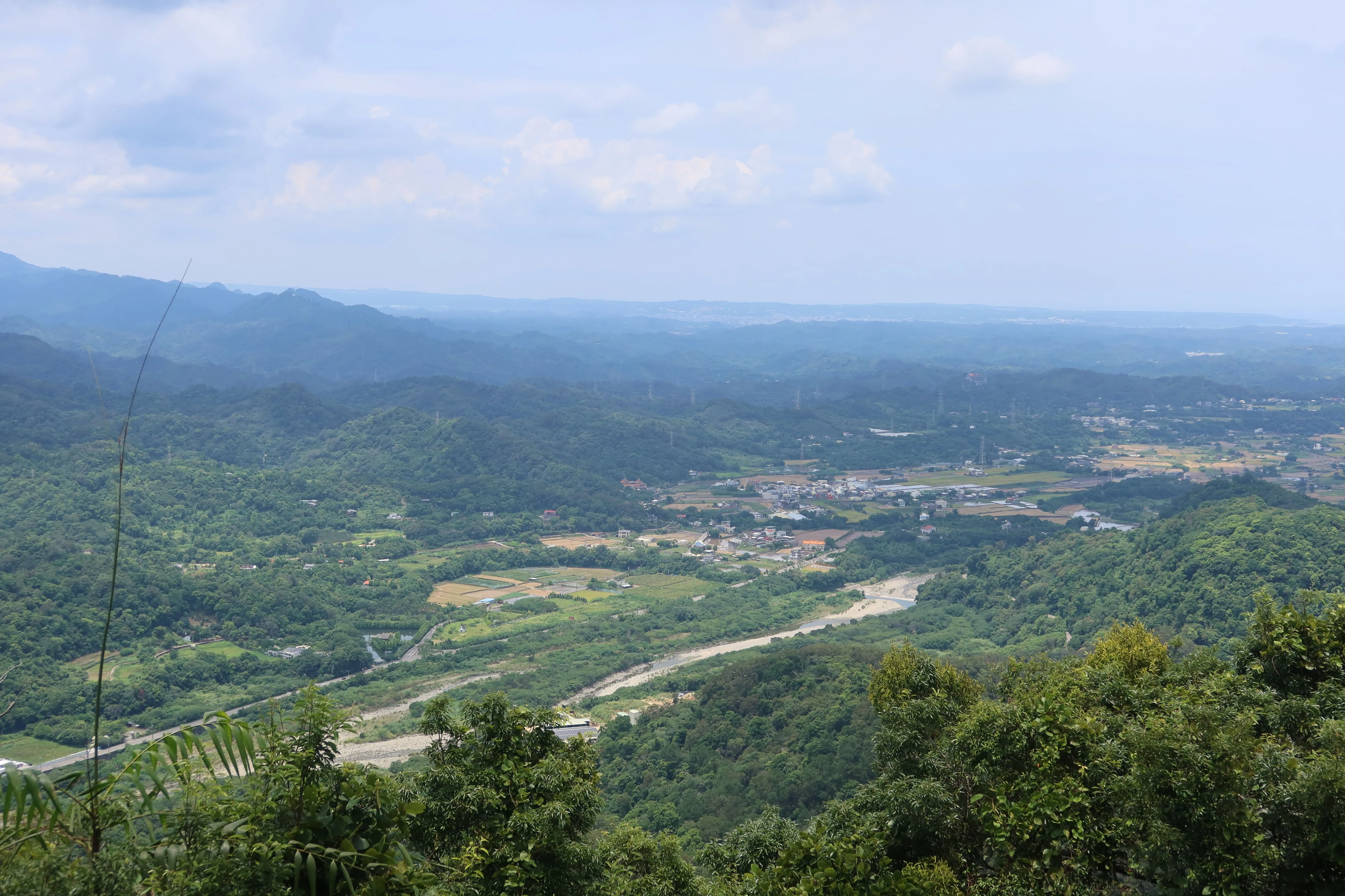從獅頭山山頭向西遠眺，三灣的山、河景色一樣壯麗，美不勝收。何來美攝