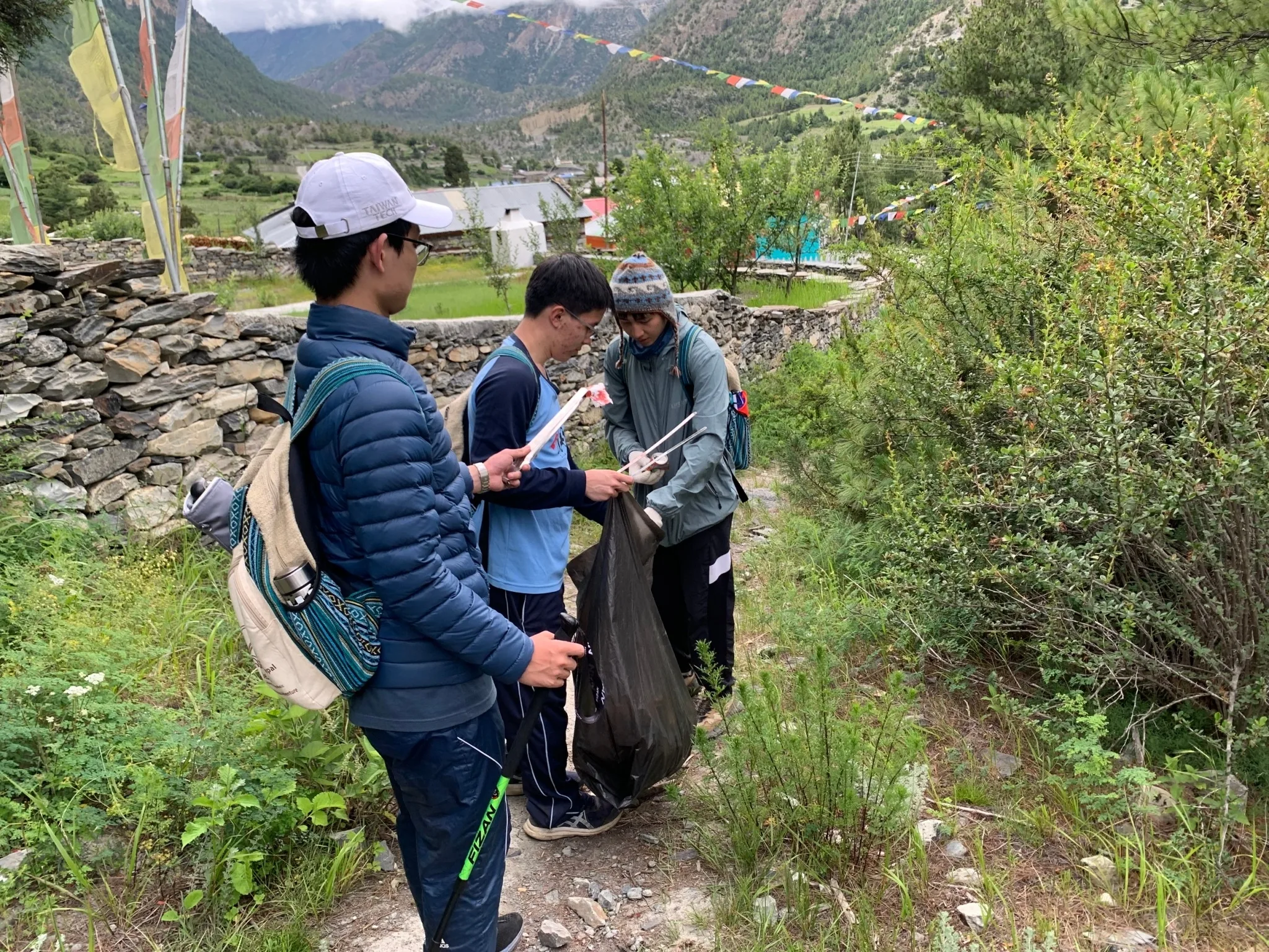 臺科大團隊參與淨山活動。臺科大提供