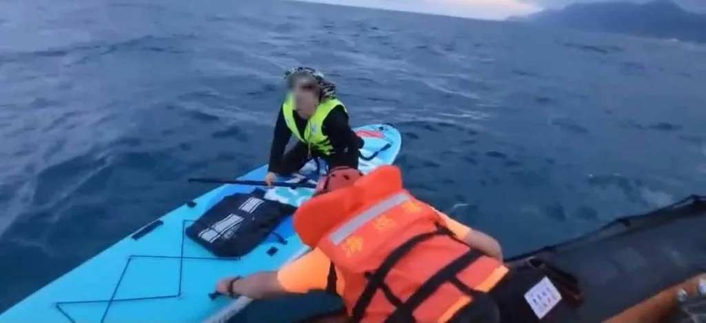 男子三仙台海域玩SUP迷航　海巡馳援成功漁港獲救