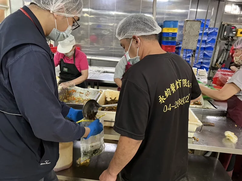 中市府稽查校園午餐　查獲逾期食材防腐劑超標開罰