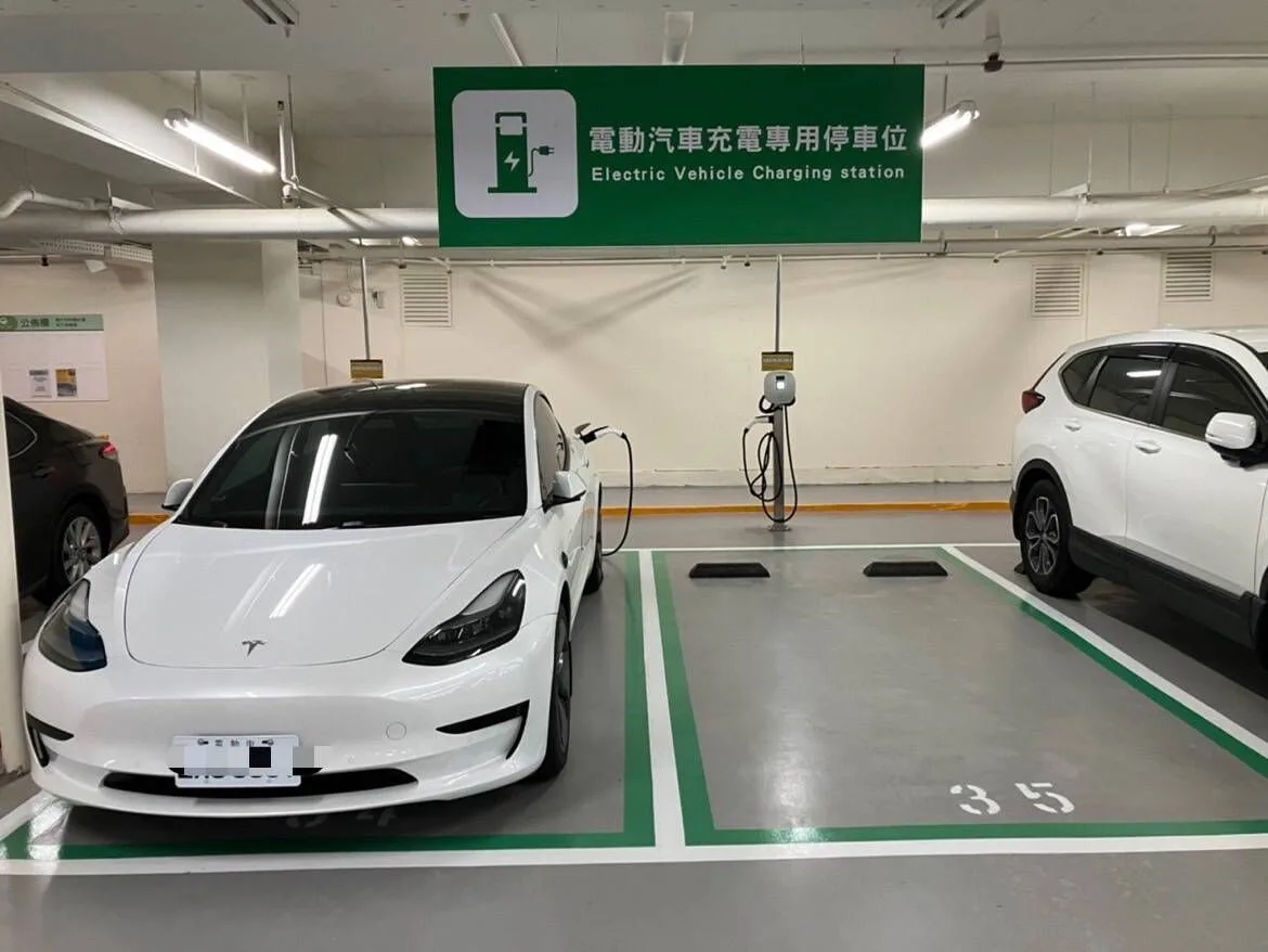 新竹縣市,各別要在明(2024)年底前增設220、266槍的電動充電樁,合計共486槍。新竹市政府提供