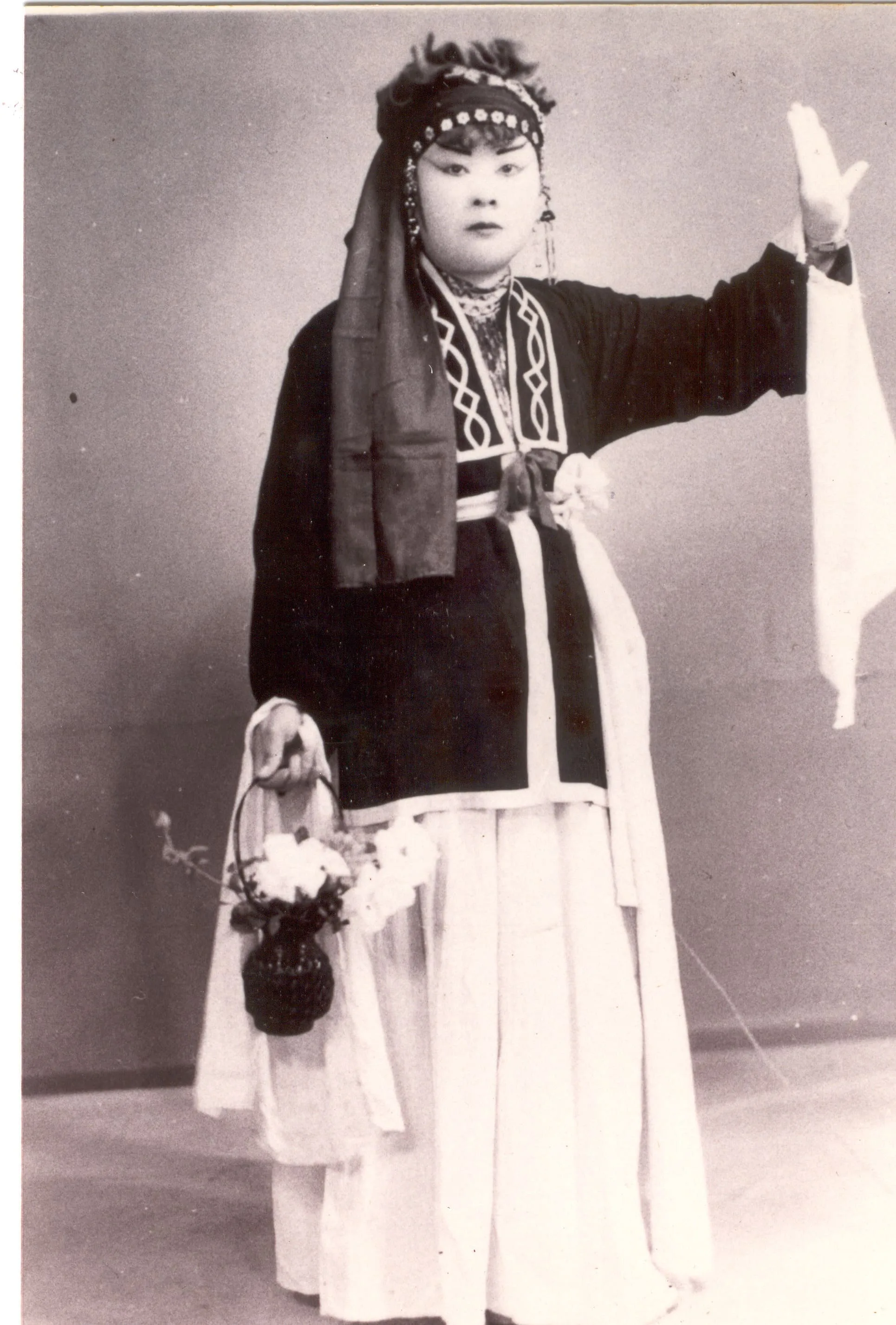 鄭美妹是採茶戲第一代名伶，人稱「採茶美」，1959年成立慶美園採茶劇團，圖為她晚期的劇照。鄭榮興提供