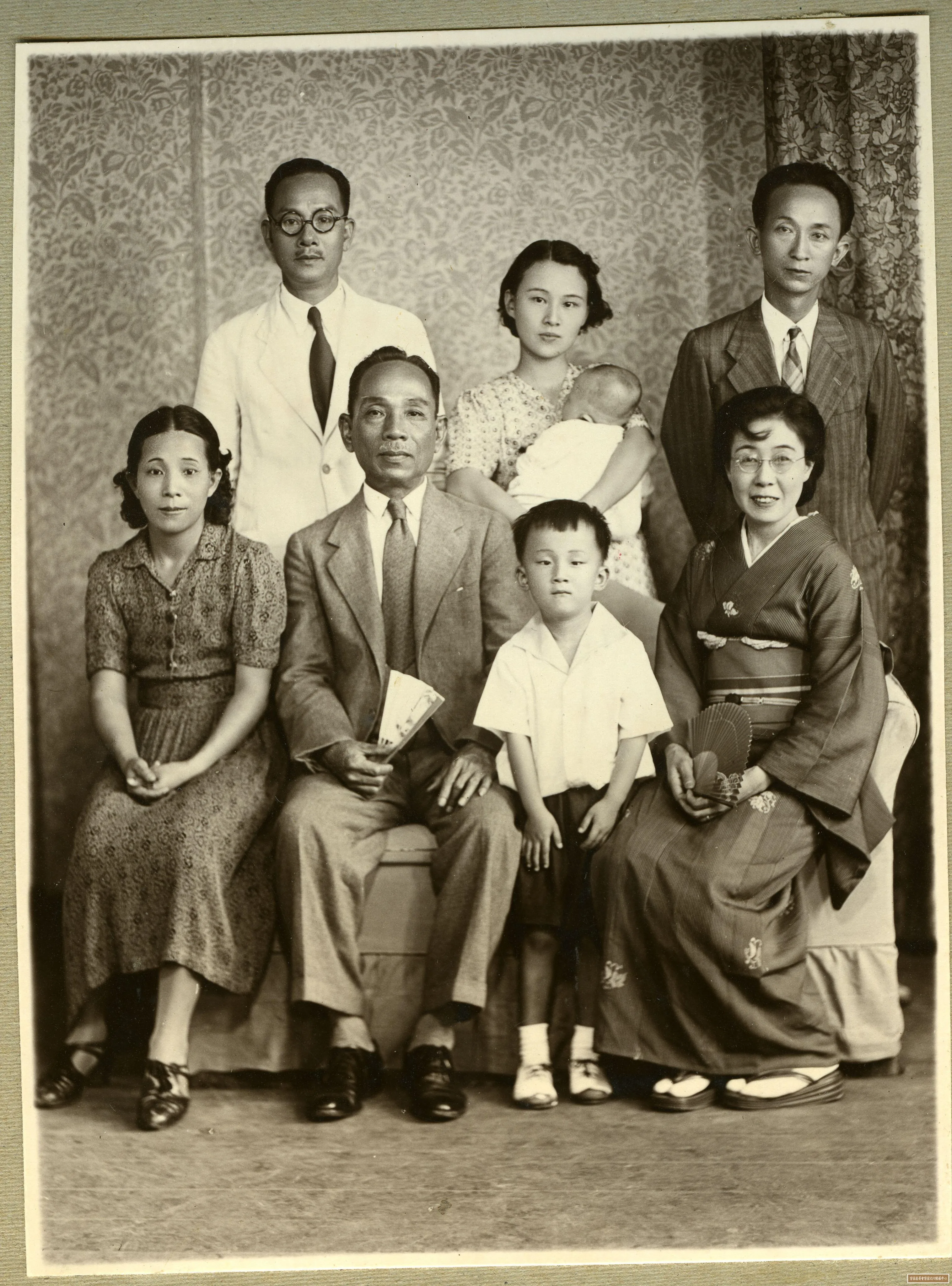 1941年6月27日在阿波羅寫真館合影，彊柢夫婦（前左二、前右一）、黃南雄夫婦（後左一、前左一）以及攝影師彭瑞麟與妻兒（後右一、右二）。彭瑞麟家屬提供