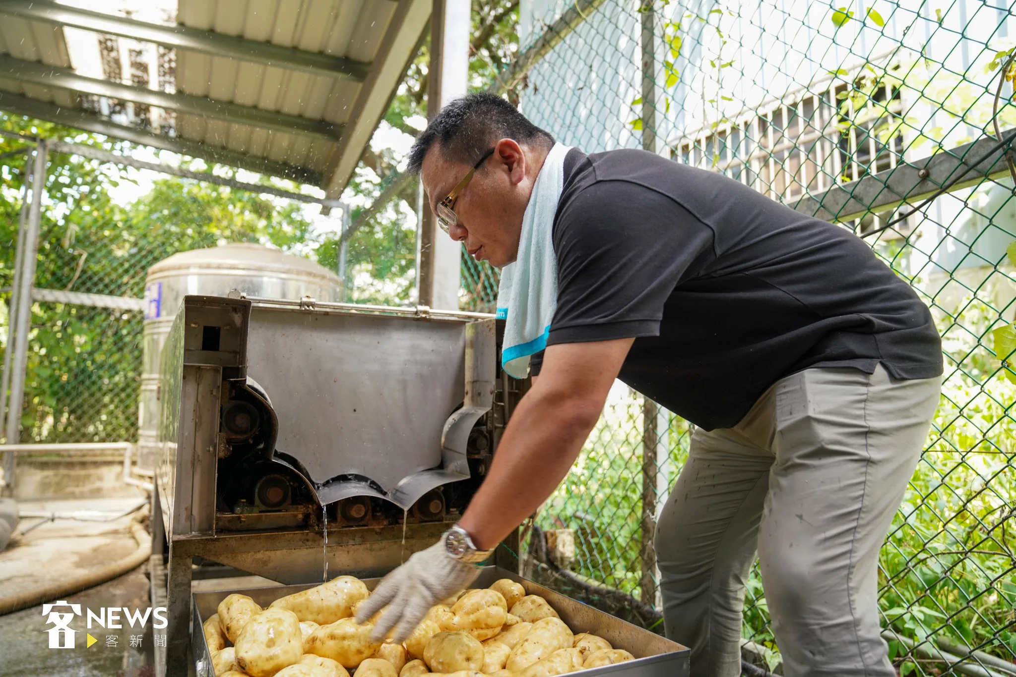 釀酒師羅己能敢大聲說自己是全台灣最專業的地瓜酒廠。宋佩遙攝。