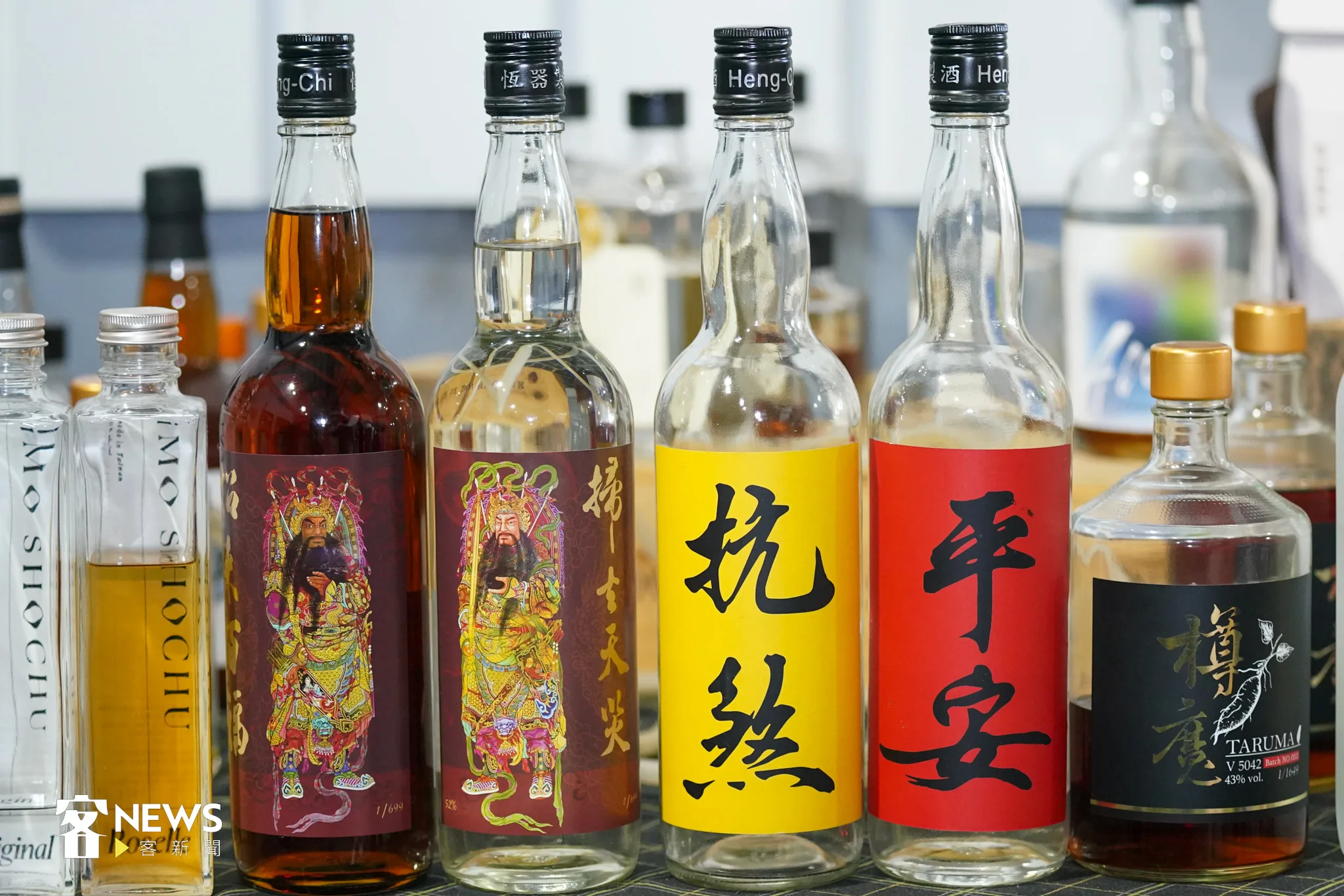 前幾年疫情嚴峻時,羅己能去拜託梅門氣功饒懷英師姐寫下「平安」、「抗煞」。宋佩遙攝。