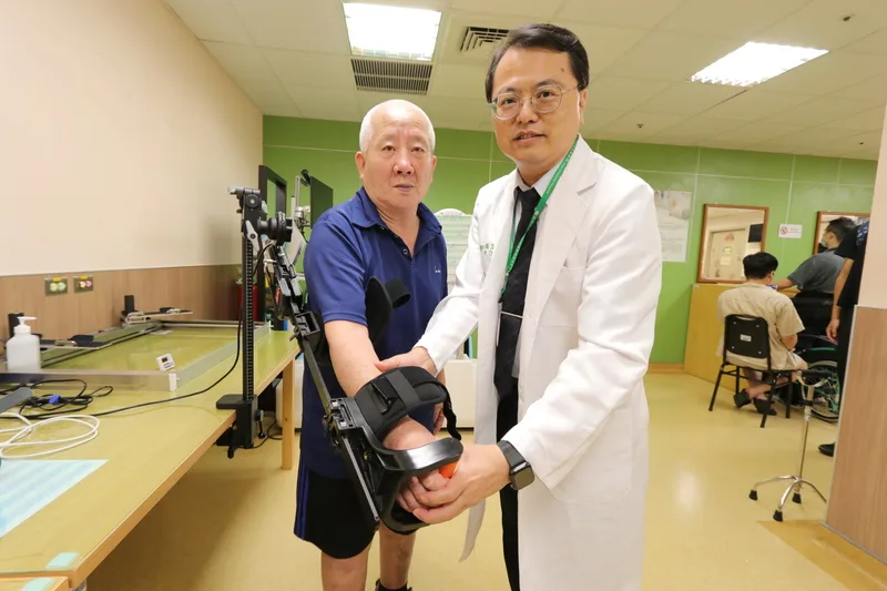 中風男子接受外骨骼機器人復健　盼續照顧流浪狗