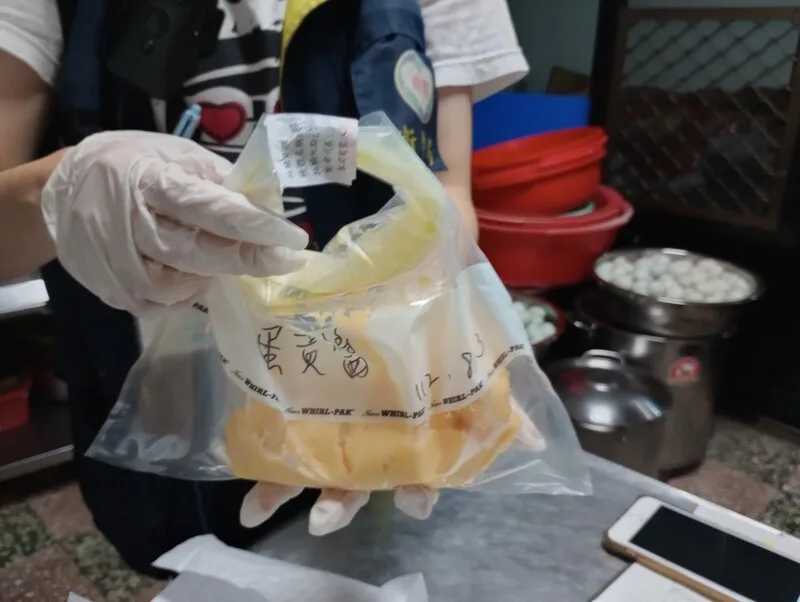 疑似食材中的蛋黃醬未低溫冷藏與未注意清潔，導致民眾食物中毒。桃園衛生局提供