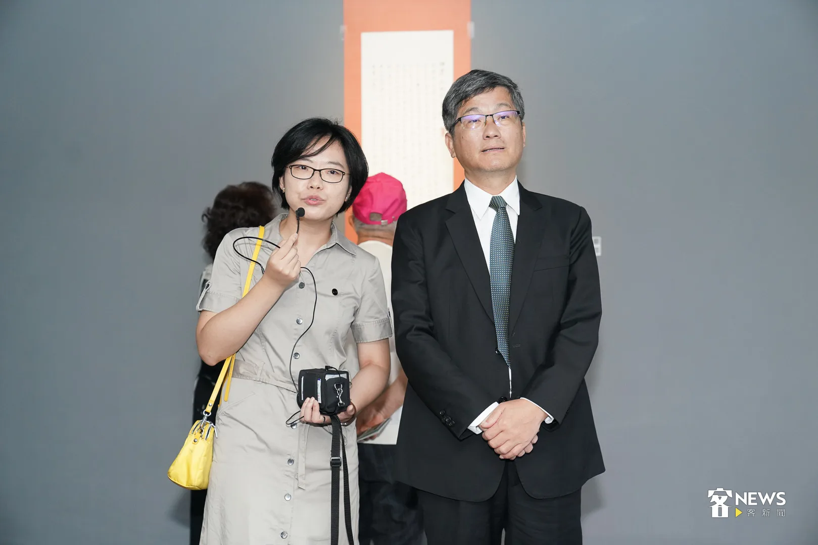 策展人巫伊婷特別解說這次策展的目的。洪俊傑攝