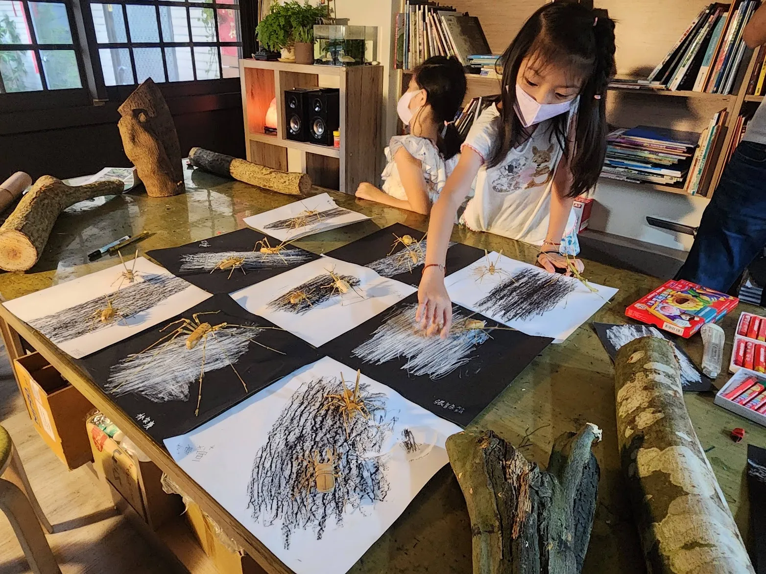 《蟲樂繪》拓繪工作坊以東勢藝術家江明恭開設的畫室，讓小朋友們在拓繪樹幹的過程中也能認識在地自然生態。大茅埔調查團提供