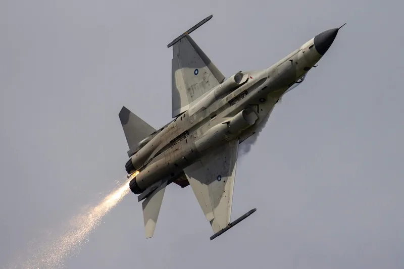空軍台中清泉崗基地將於後（12）日進行基地開放活動，但今（10）日上午展開預演，一架IDF戰機執行單機展示操演時發動機尾管異常，空軍表示，經緊急處置平安落地，人機均安，後續將查明原因。（航空迷提供）中央社