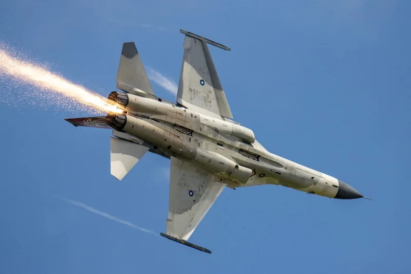 空軍台中清泉崗基地將於後（12）日進行基地開放活動，但今（10）日上午展開預演，一架IDF戰機執行單機展示操演時發動機尾管異常鋪出火焰，畫面令人看了十分怵目驚心。（航空迷提供）中央社