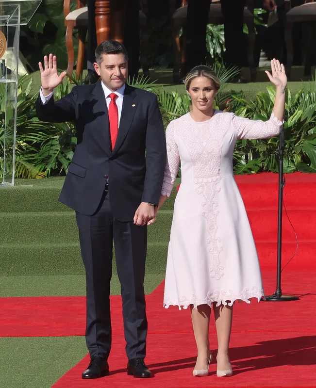 巴拉圭新任總統潘尼亞（Santiago Pena Palacios）、副<br />總統阿里亞納（Pedro Alliana）（左）於當地時間15日上午正式宣誓就職，宣誓完畢後，阿里亞納向台下觀禮者揮手致意。中央社