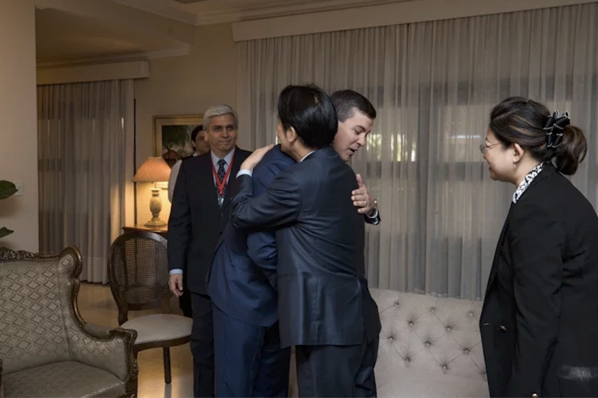 副總統賴清德（右二）與巴拉圭新任總統貝尼亞（Santiago Peña Palacios）（右三）擁抱。總統府提供