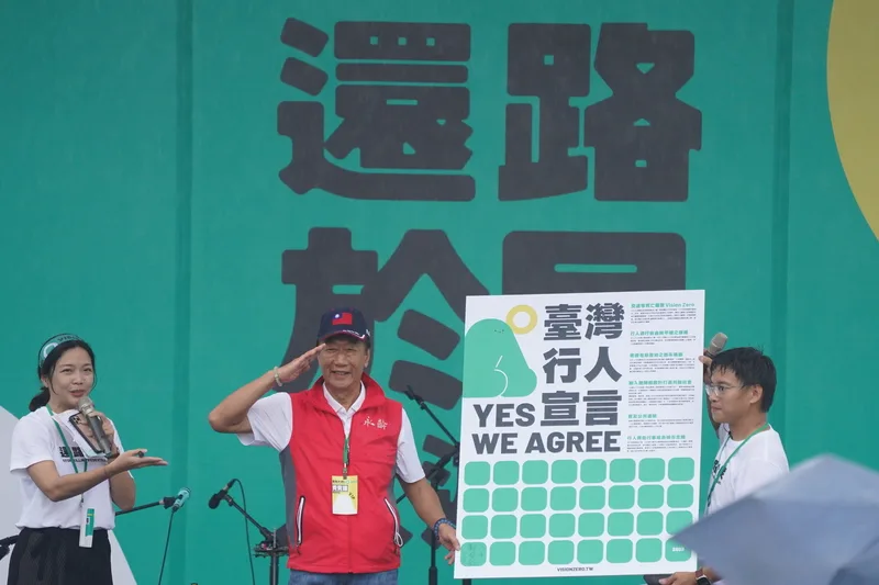 永齡基金會創辦人郭台銘（中）到場聲援並簽署台灣行人宣言。中央社
