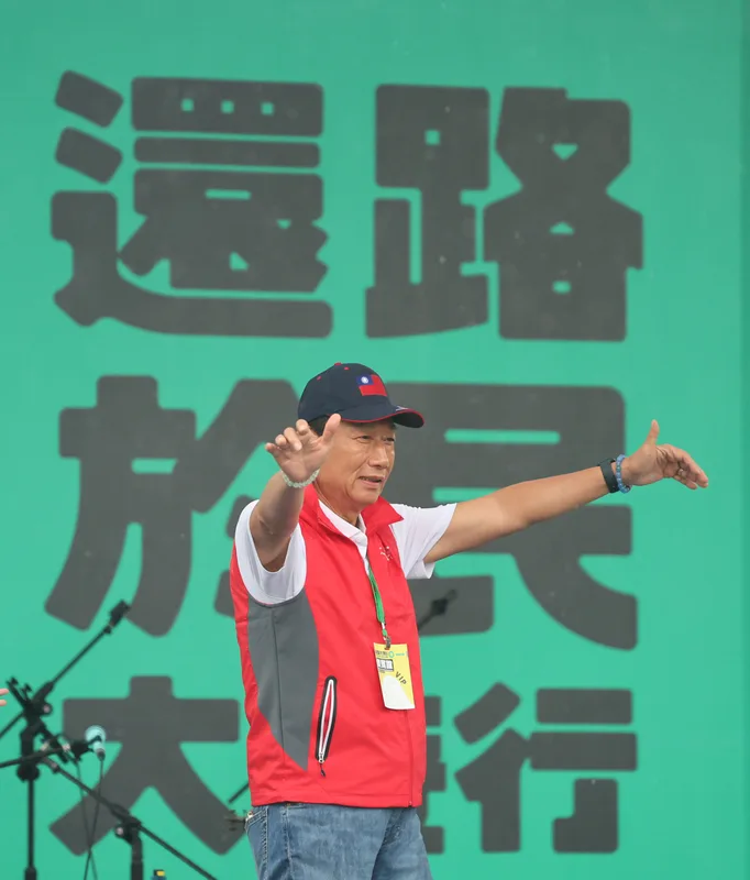 永齡基金會創辦人郭台銘到場聲援並簽署台灣行人宣言。中央社