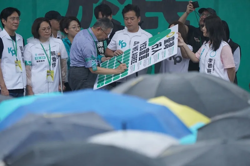 民眾黨總統參選人柯文哲（前左3）到場聲援、簽署台灣行人宣言。中央社