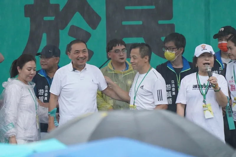 國民黨總統參選人、新北市長侯友宜（前左2）與多名黨籍民意代表一同參與民間發起的「還路於民大遊行」，並登台發表短講。中央社