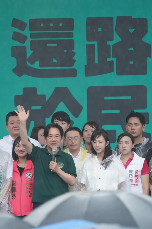 副總統賴清德（前右5）20日率領多名民進黨民意代表現身凱道，參與民間發起的「還路於民大遊行」，致詞時承諾支持台灣行人路權宣言，也呼籲各界一同攜手努力。中央社