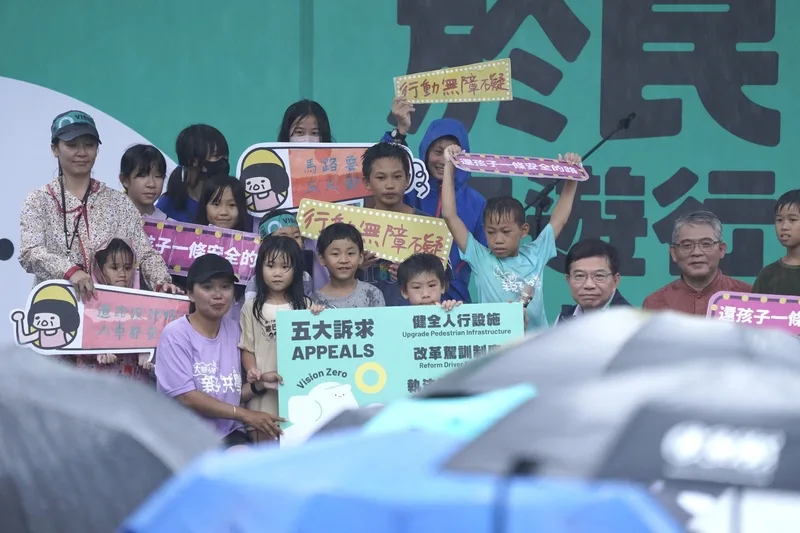 親子共學團體成員現場帶著小朋友們，一起向交通部長王國材（右3）傳達活動5大訴求。中央社