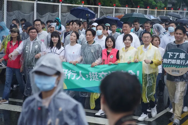 由路權團體發起的「還路於民大遊行」20日下午從凱達格蘭大道集結出發，民進黨總統參選人、副總統賴清德（前右5）也穿起雨衣加入遊行隊伍。中央社