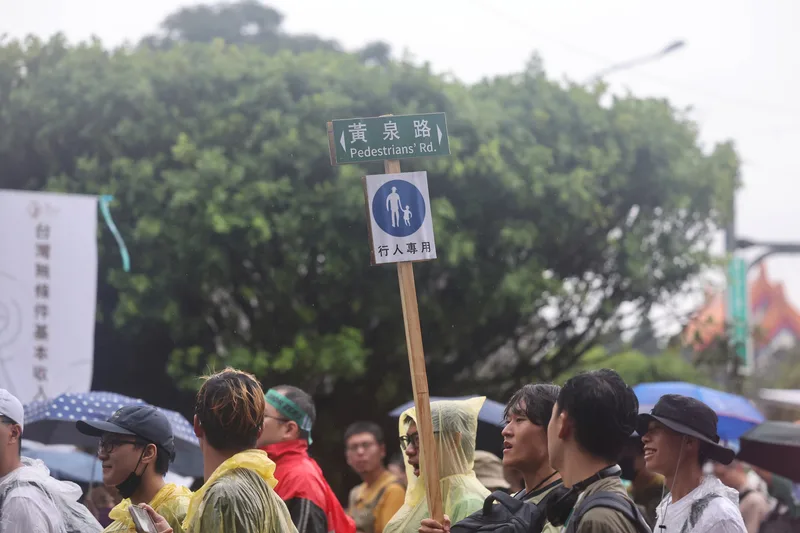 遊行隊伍沿路高喊2030行人死亡減半、2040行人死亡歸零等訴求口號，有民眾自製道具標語到場參與。中央社