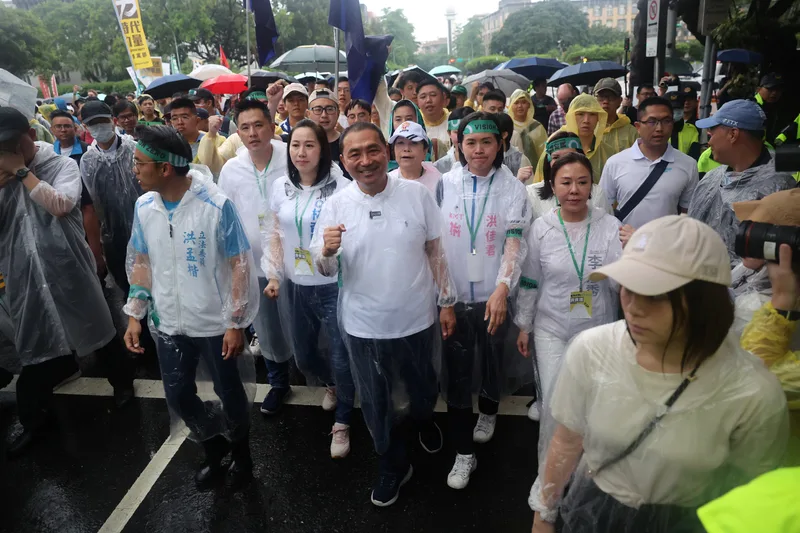路權團體「行人零死亡推動聯盟」20日下午在台北舉行還路於民大遊行，提出推動零死亡願景等5項訴求，國民黨總統參選人侯友宜（前中）到場支持，和民眾在雨中一同前進。中央社
