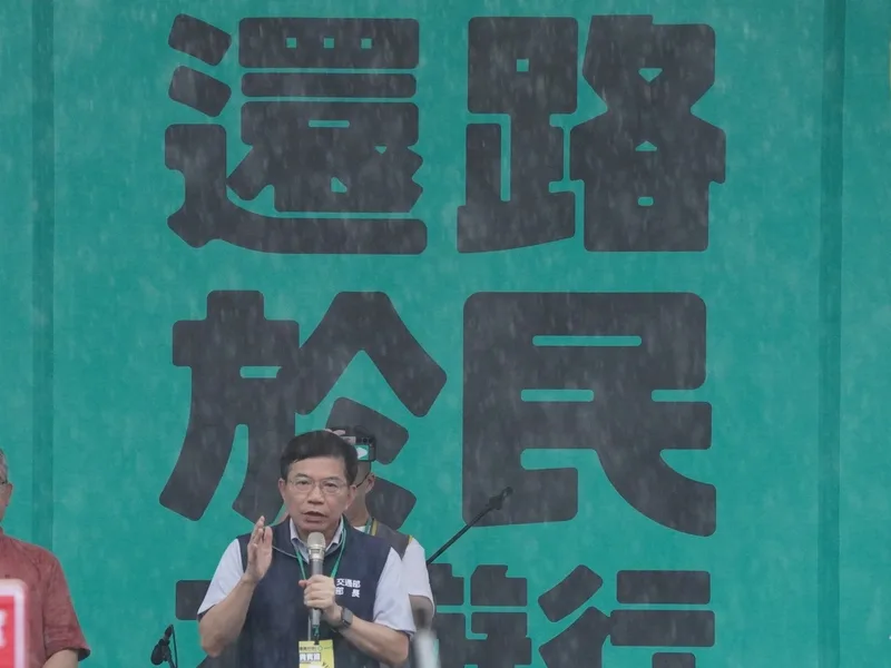 路權團體「行人零死亡推動聯盟」20日舉行「還路於民大遊行」，交通部長王國材出席並為過去行人死傷嚴重公開致歉，也表示活動5大訴求他都一一讀過，會將每個建議和細節一一檢討，納入行人交通安全改善政策。中央社